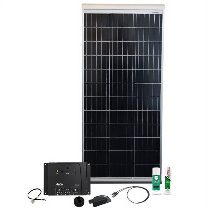 Vertikal stehendes Solarmodul mit dunkler Zellenfläche; unten links ein schwarzer Lade-/Wechselrichter, Kabel, Adapter und Kleinteile des Kits