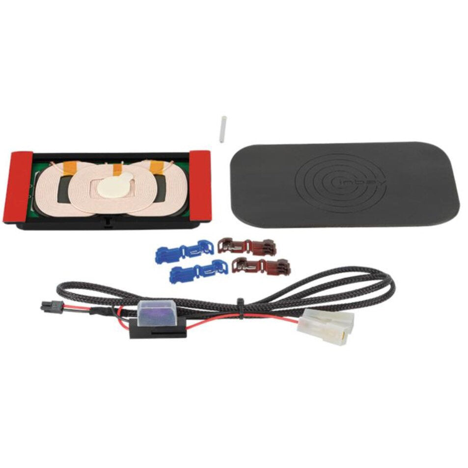 Aufgeklapptes Wireless-Charger Nachrüst-Kit mit drei Spiralspulen auf grünem PCB, rotem Rand, schwarzer Pad-Abdeckung und Kabelbaum mit Steckern