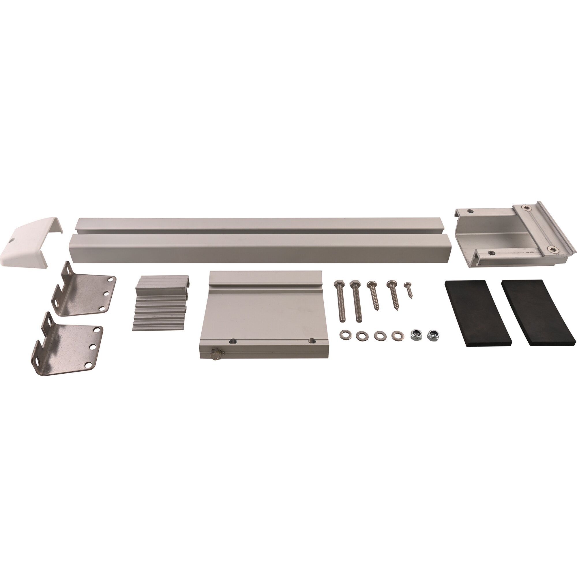 Montagesatz aus Metall mit langen Aluminiumprofilen, Brackets, Schrauben, Muttern, Unterlegscheiben und Endkappen auf weißem Hintergrund