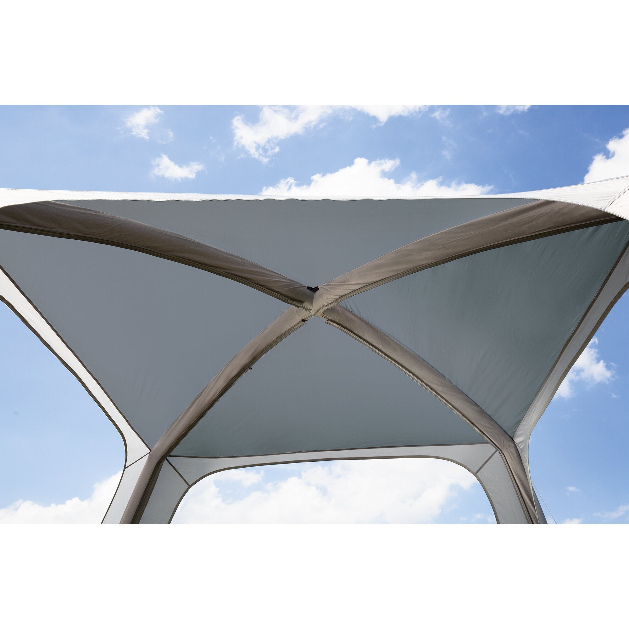 Pavillon Relax Air mit hellgrauen Stoffdächern, Stahlrahmen, gespanntes Gewebe, blauer Himmel mit Wolken im Hintergrund