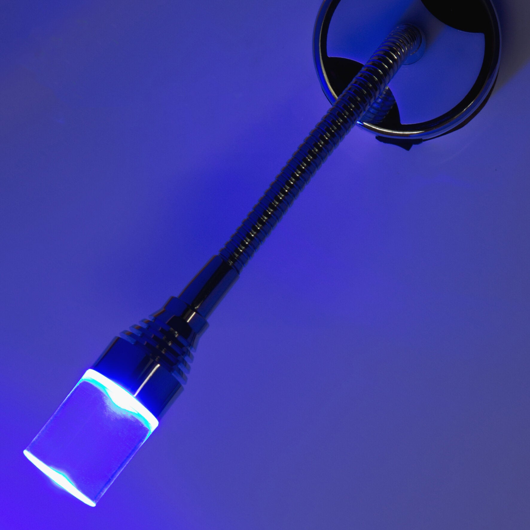Dimatec Flexi 2 Leseleuchte, flexibel verstellbarer Metallschwanenhals, runder Halter, blaues LED-Licht am unteren Lampenkopf