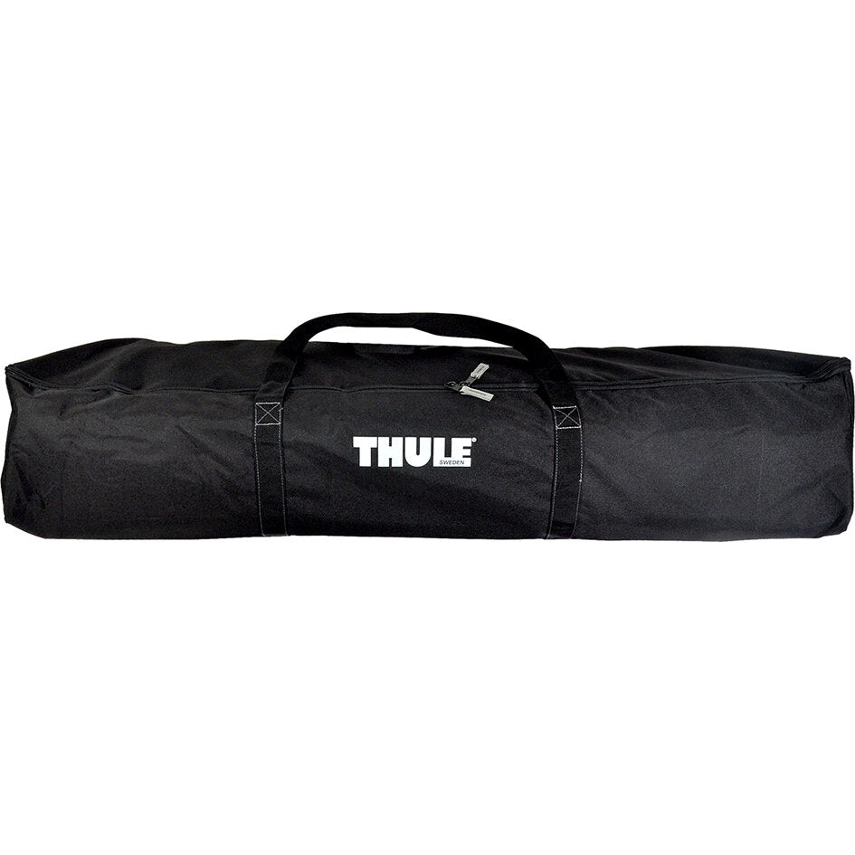 Schwarze lange Blocker Bag mit zwei Griffen und Doppelreißverschluss, vorne sichtbar das weiße THULE-Logo