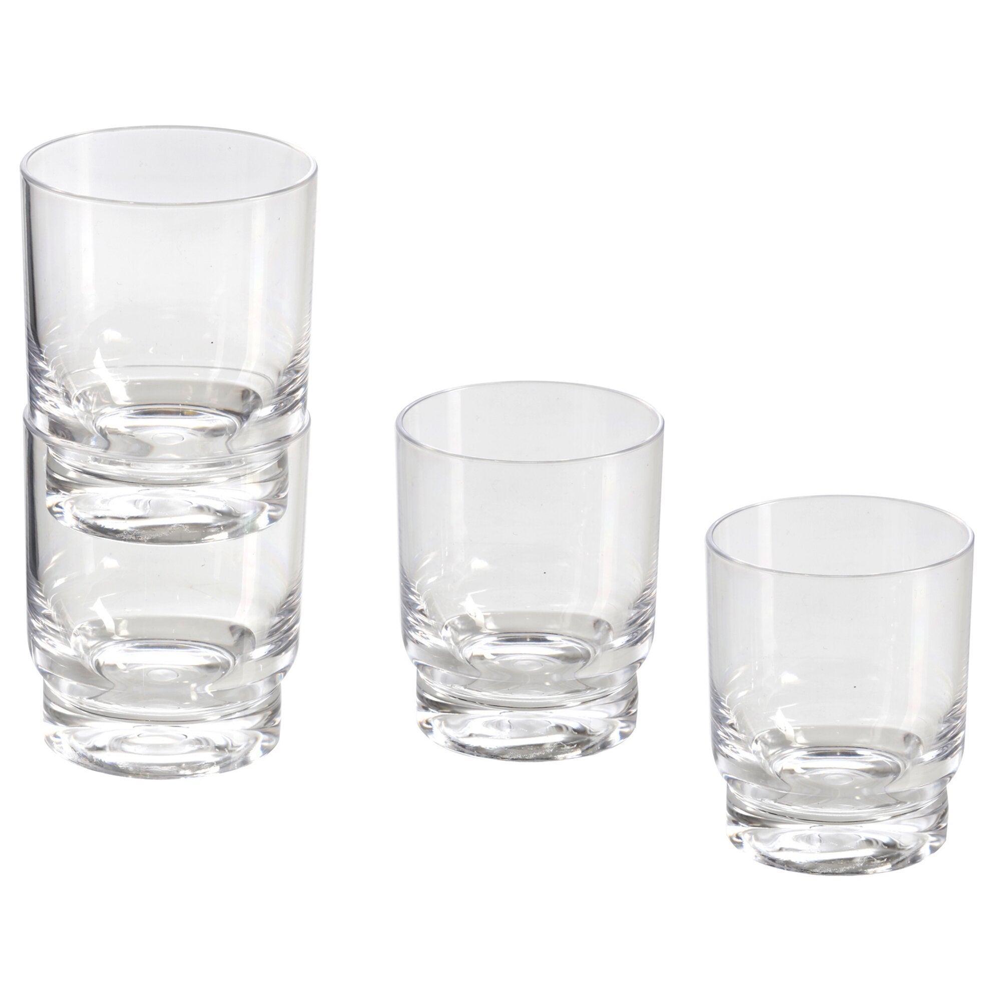 Mehrere klare Trinkgläser aus Glas mit dickem Boden stehen eng beieinander vor weißem Hintergrund