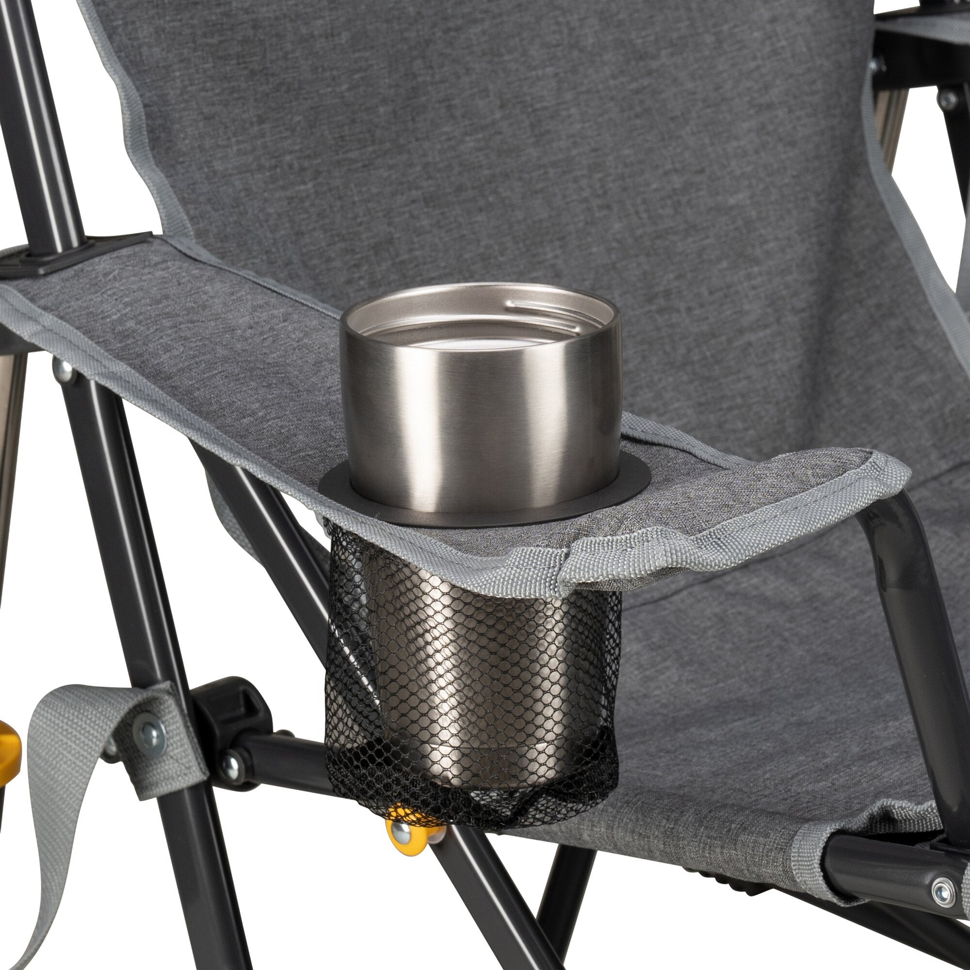 Nahaufnahme eines grauen Camping-Schaukelstuhls mit schwarzem Metallrahmen, Edelstahl-Becherhalter und Netztasche an der Front