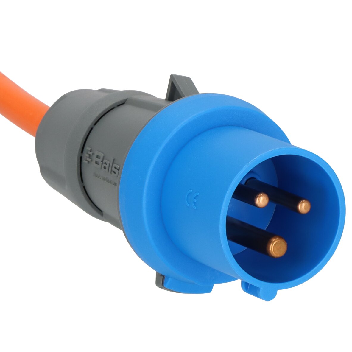 Blauer CEE-Stecker mit drei Kupferstiften, an orangefarbenem Verlängerungskabel, graues Gehäuse und Verriegelung sichtbar