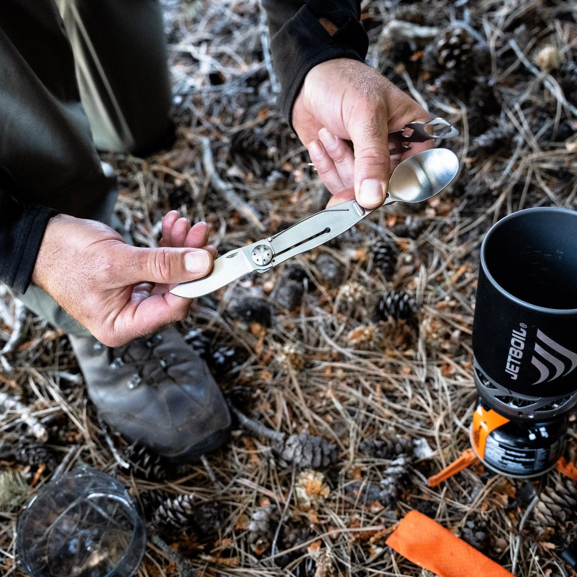 Outdoor Edge ChowPal · Löffel und Gabel bei der Outdoor-Mahlzeit getrennt genutzt