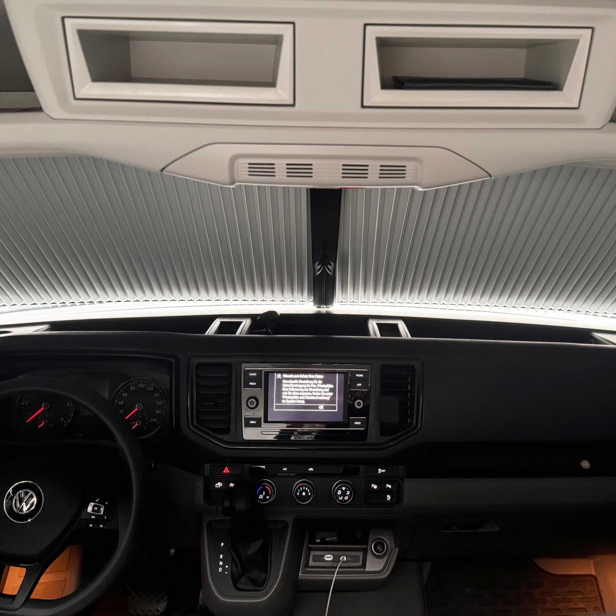 Frontbereich eines VW Crafter/MAN TGE; Dachkonsole mit zwei rechteckigen Öffnungen, Infotainment-Bildschirm und Klimasteuerung