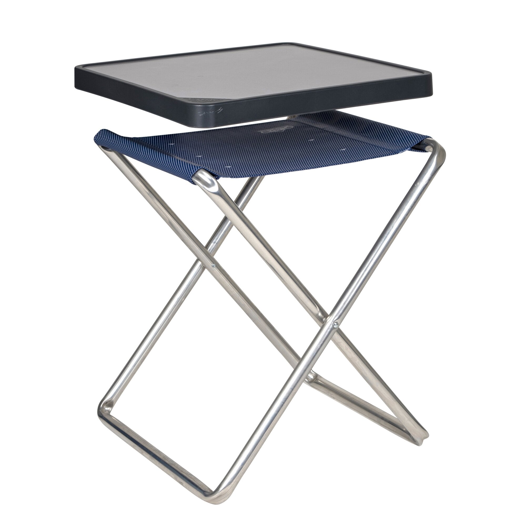 Faltbarer Hocker mit silbernem Metallrahmen, blauem Stoffsitz und einer flachen grauen Platte als Ablage