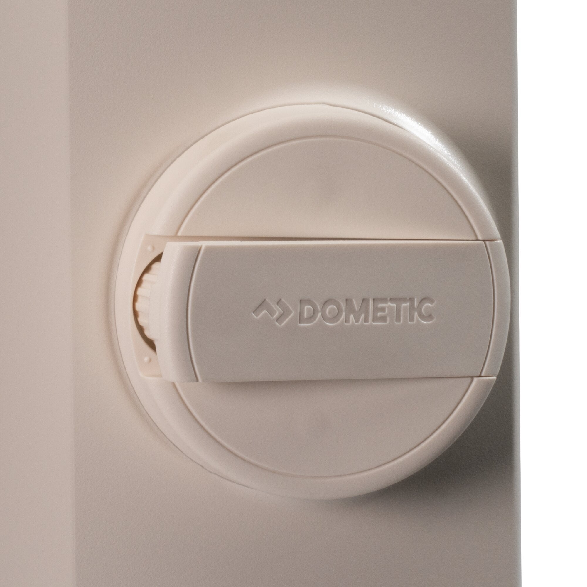 Cremefarbener Innenrahmen aus Kunststoff mit rundem Abdeckteil und Einstellrad, DOMETIC-Logo sichtbar