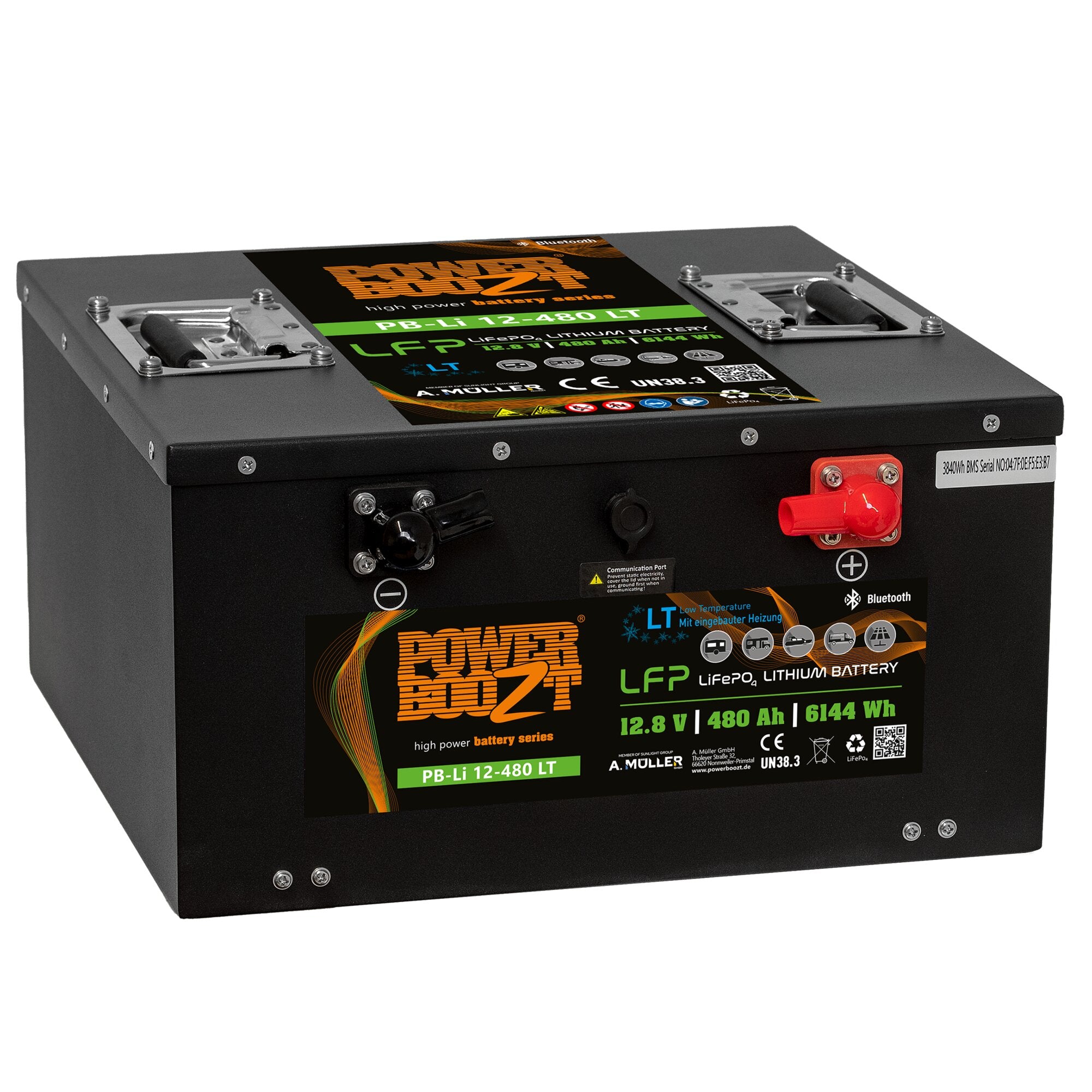 Großes rechteckiges schwarzes Lithium-Batteriepack mit grün-orange Beschriftung PB-Li 12-480 LT, 12,8 V 480 Ah, rotem Anschluss und Metallgriffen
