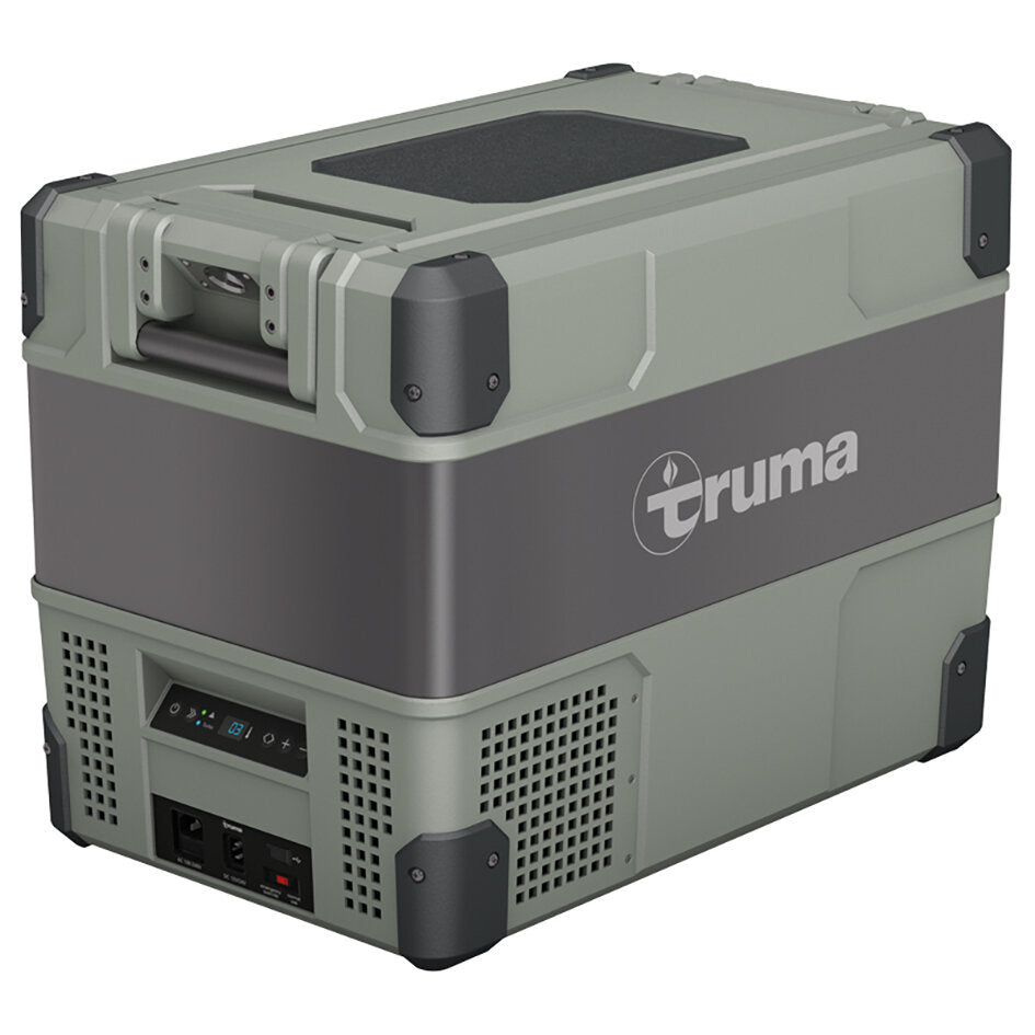 Kompressor-Kühlbox Truma Cooler in grün-grau, Tragegriff oben vorn, runde Ecken, belüftete Vorderseite mit Bedienfeld und Logo