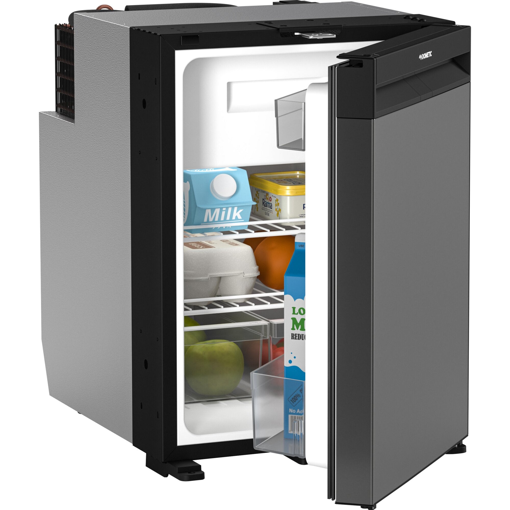 Kompaktkühlschrank mit offener Tür, schwarze Front, silbernes Gehäuse; Innenraum mit Regalen, Milchkarton sowie Obst und Gemüse NRX 50C