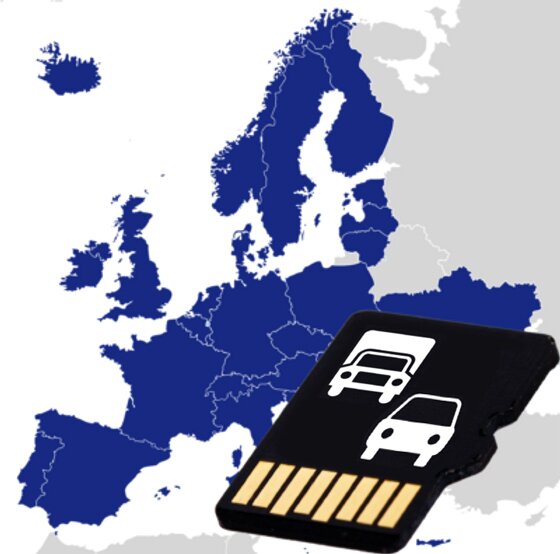 Schwarze SD-Karte mit goldenen Kontaktstiften und weißen Fahrzeug-Symbolen vor einer blauen Europakarte als Hintergrund