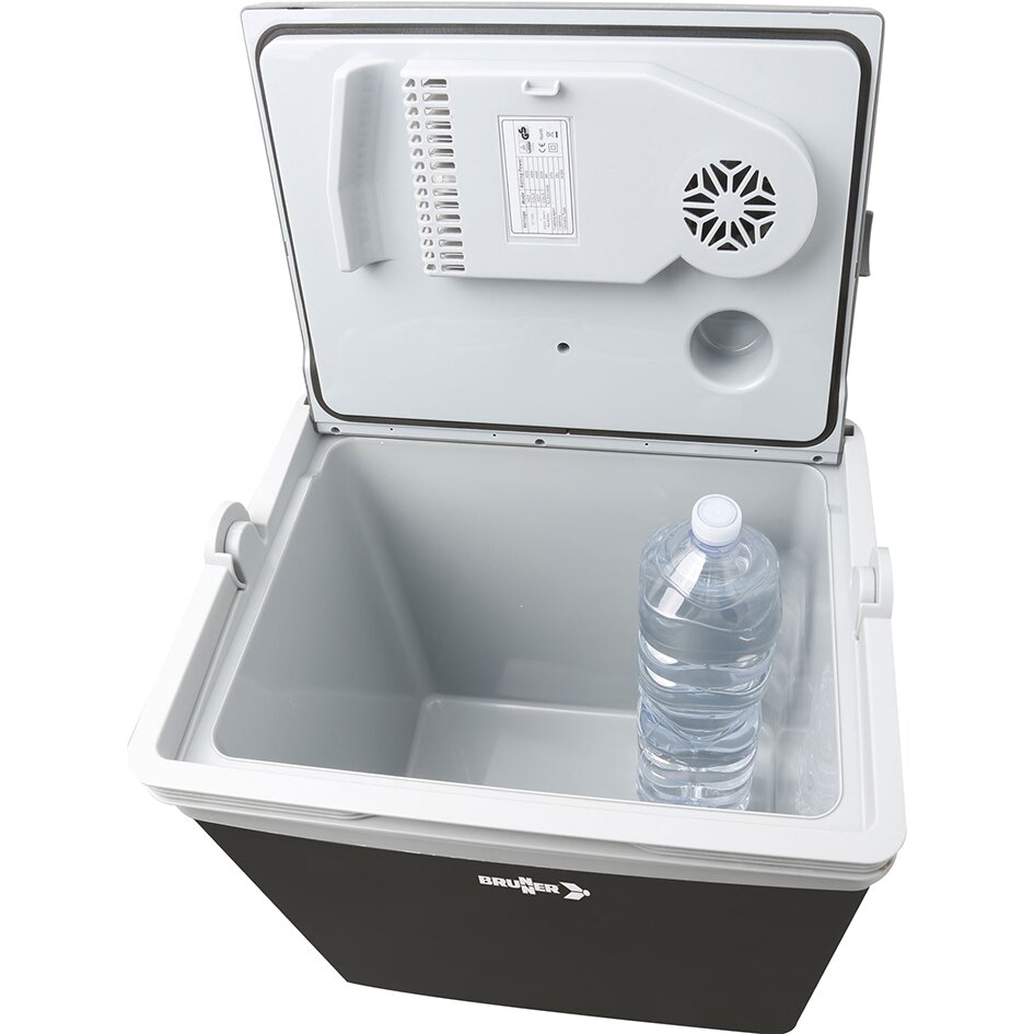 Offene Brunner Kühlbox, dunkle Außenseite, Innenraum mit Wasserflasche; Deckelinnenseite mit Ventilator und Luftgitter sichtbar