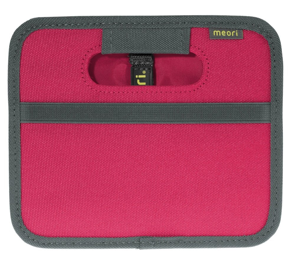 Kompakte Faltbox meori Mini in Berry Pink mit grauer Randnaht, horizontalem Gurt und kleinem meori-Label oben rechts