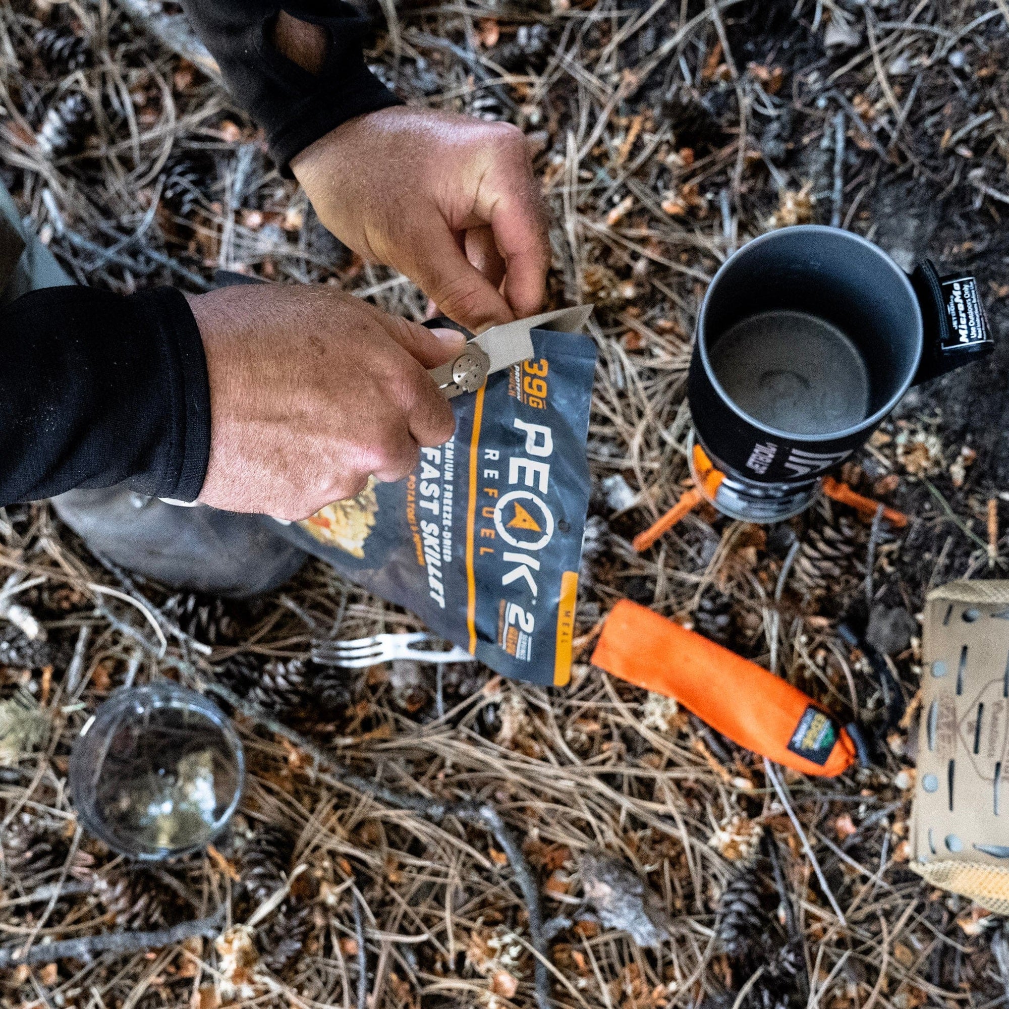 Outdoor Edge ChowPal · teilbares 420J2-Campingbesteck im Einsatz