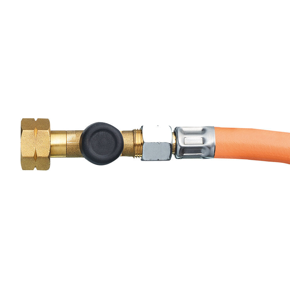 Nahaufnahme eines Hochdruckschlauch-Adapters aus Messing mit schwarzem Absperrknopf, Metallverbindung und orangefarbenem Schlauch mit Schelle