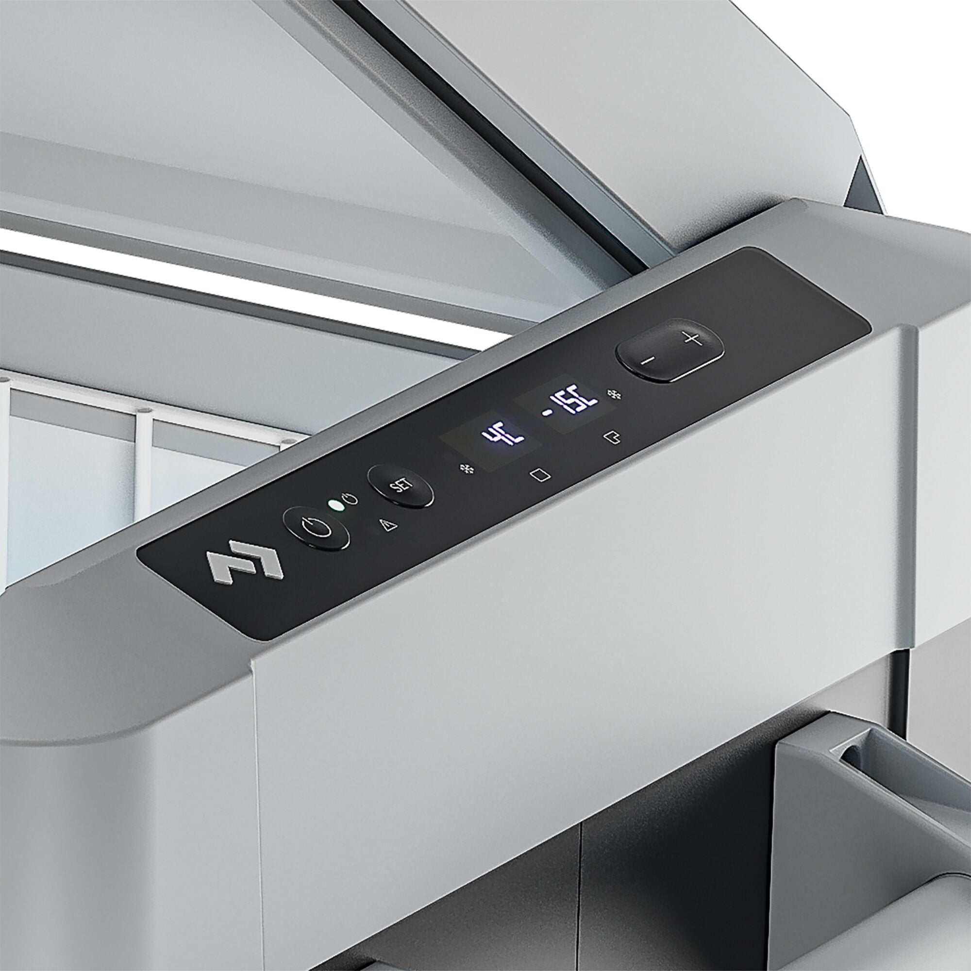 Nahaufnahme einer silbernen CFF Kompressor Kühlbox mit schwarzem Bedienfeld und Display, Temperaturanzeige sowie Plus/Minus-Tasten