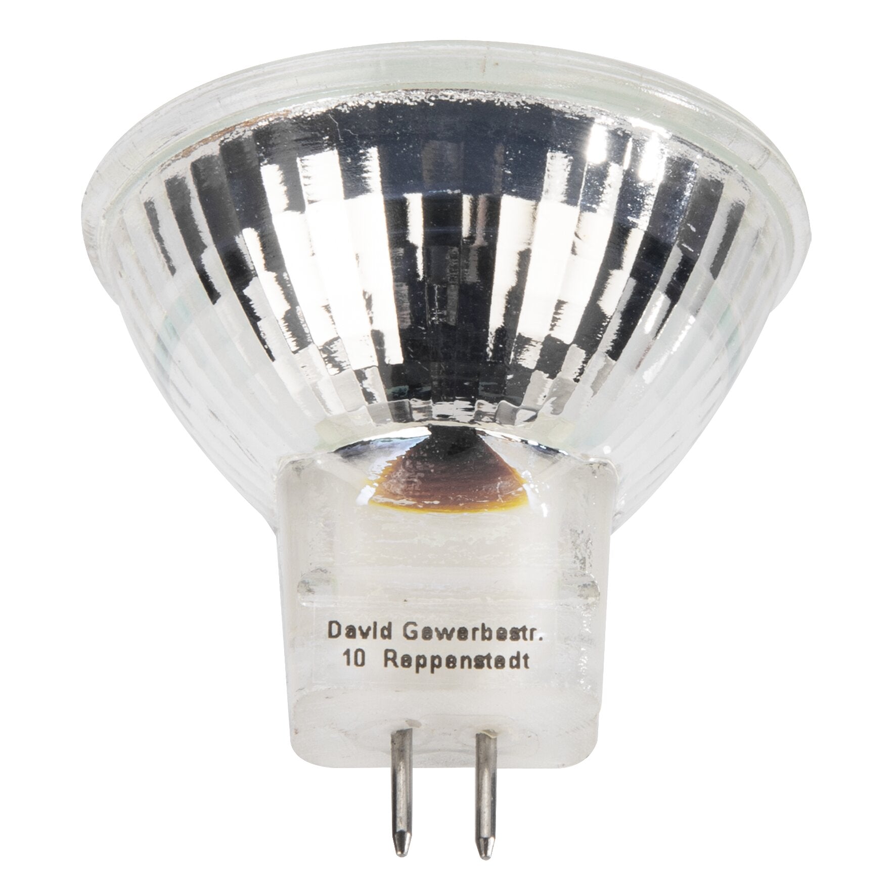 Nahaufnahme eines LED-Leuchtmittels mit GU4-Sockel; silberner, facettierter Reflektorkopf, transparenter Rand und weißer Sockel mit zwei Stiftkontakten