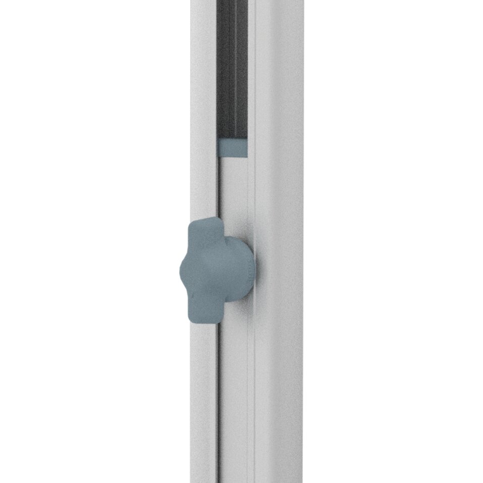 Nahaufnahme eines blau-grauen vierlappigen Griffknopfs an einem weißen Metallprofil, dahinter ein schmaler dunkler Spalt sichtbar