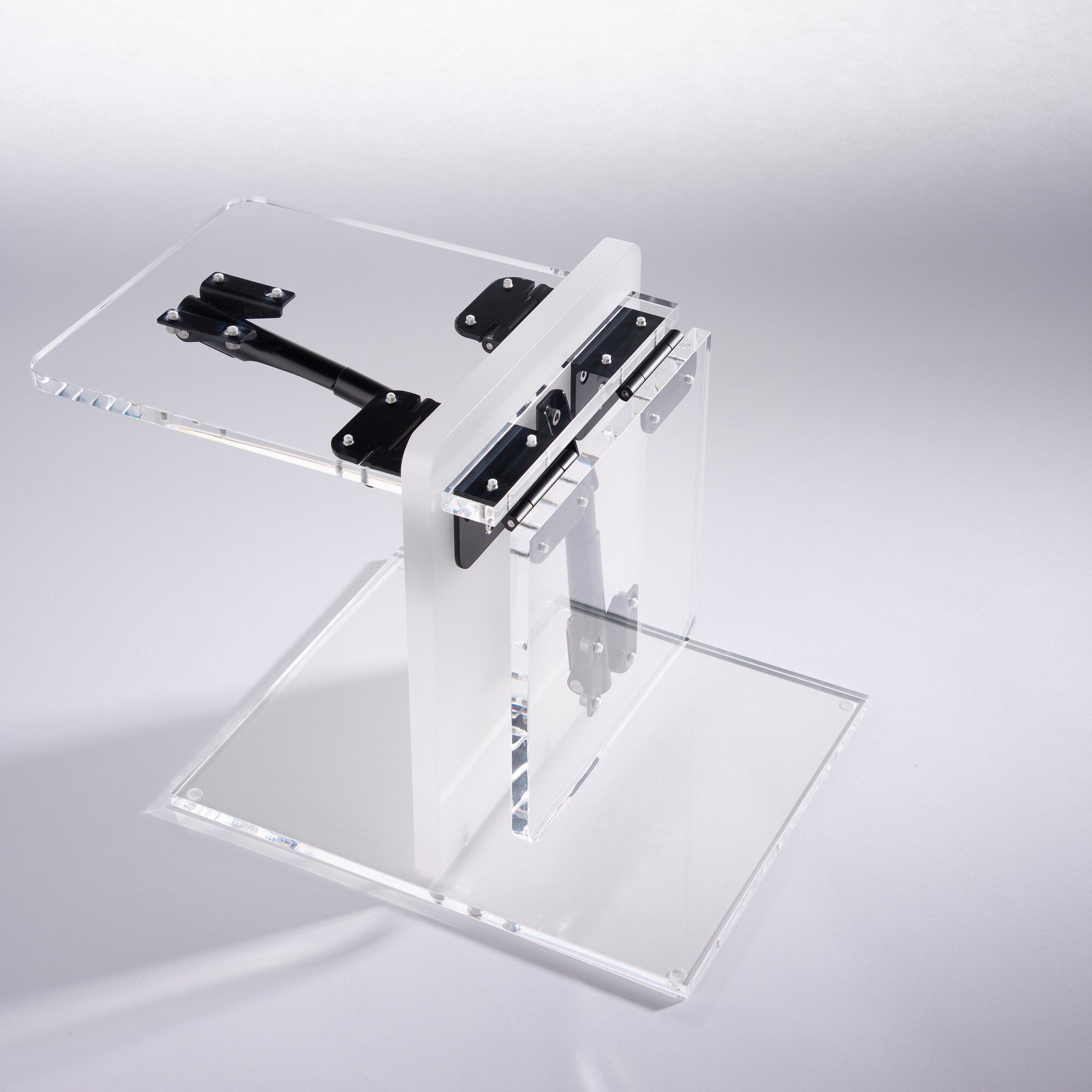 Transparentes Tischplattenhalter-Set aus Acryl mit schwarzen Metallteilen, sichtbare Schrauben und Montagestruktur
