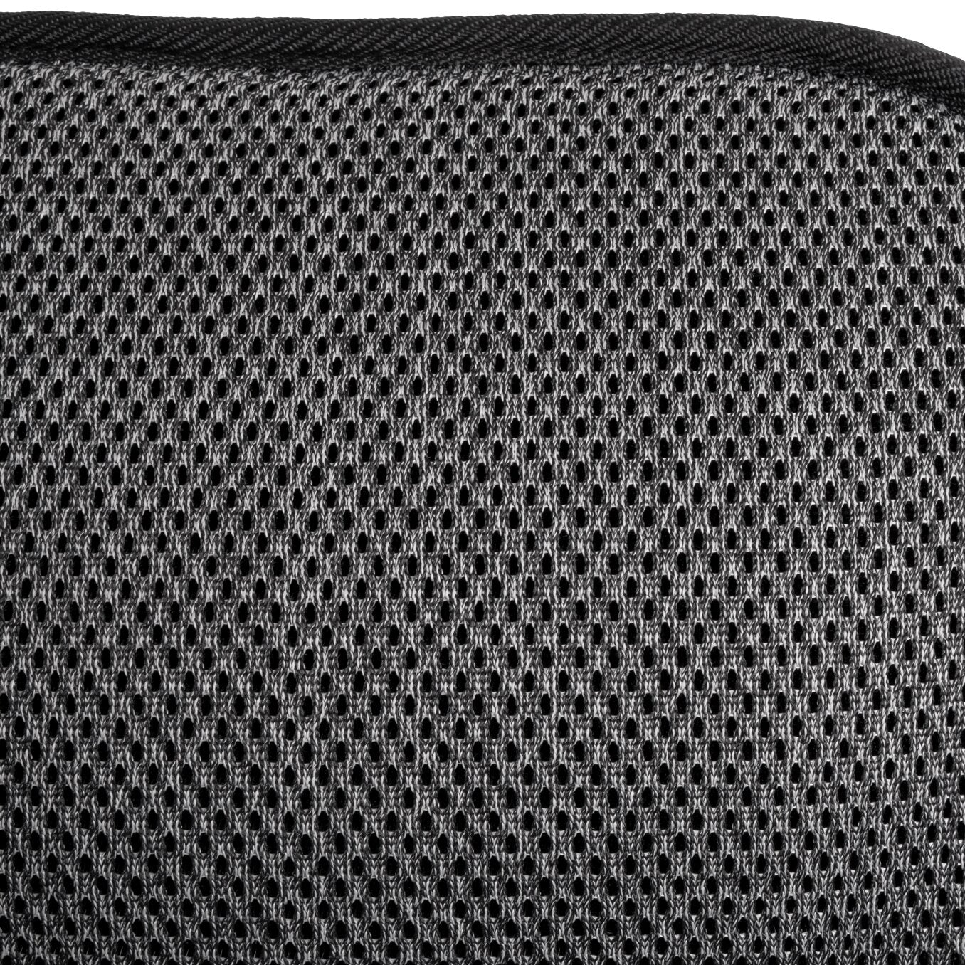 Nahaufnahme eines grau melierten Mesh-Stoffbezugs, sichtbar als Sitzfläche eines Campingstuhls Aravel 3D M, feine Perforation mit dunklen Punkten
