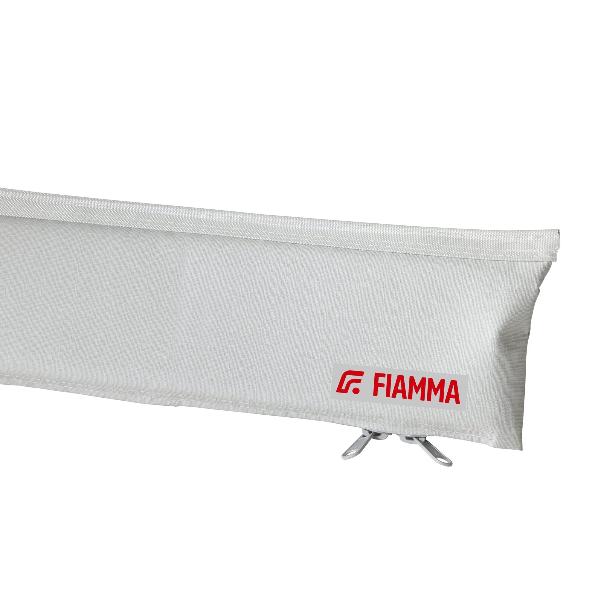 Nahaufnahme einer hellgrauen FIAMMA-Markisenhülle mit sichtbarer Nahtkante, unten rechts rotes FIAMMA-Logo und sichtbaren Metallösen am Rand