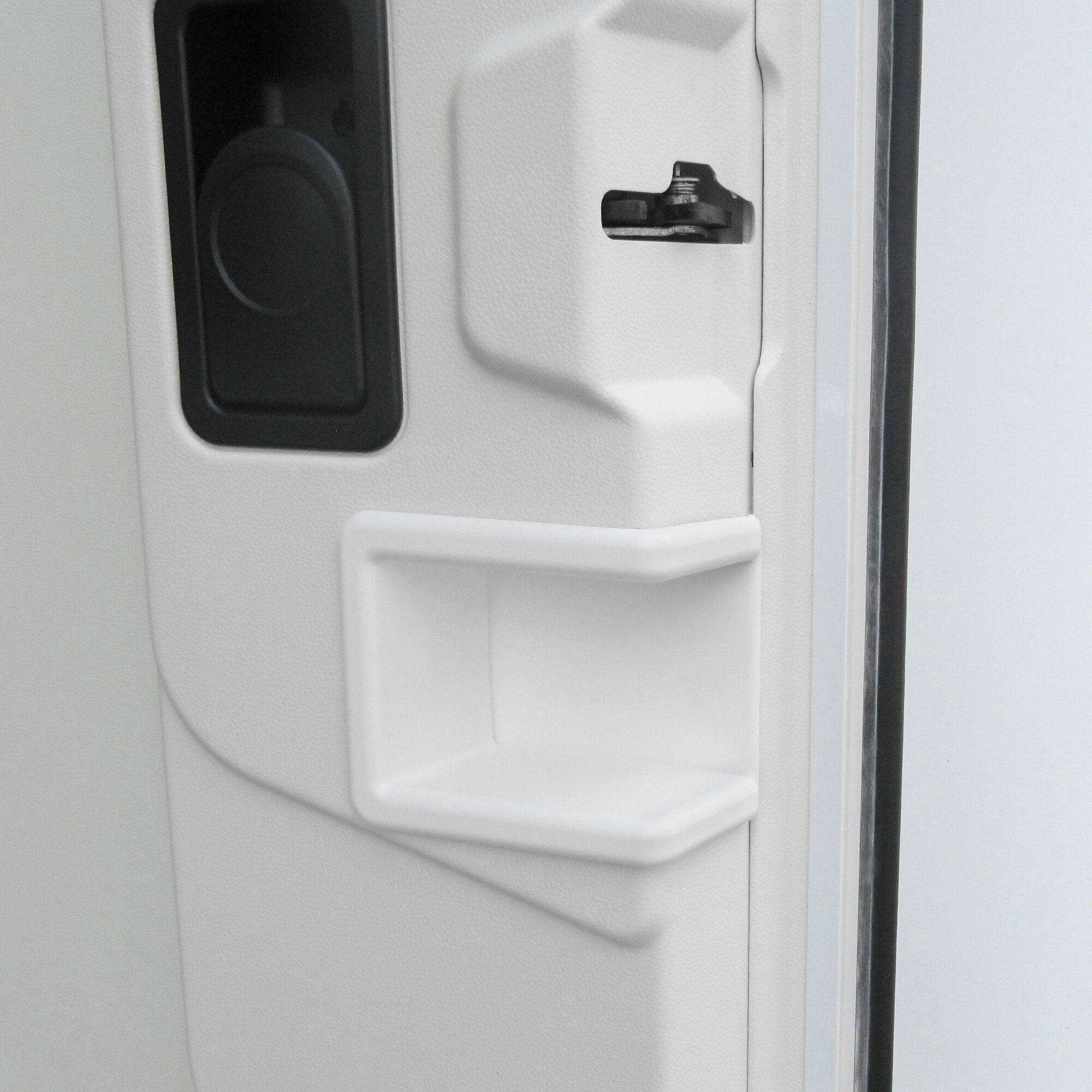 Nahaufnahme eines HEOSafe Adapters mit Winkel, montiert an einer hellen Kunststofffläche; schwarzes Bauteil in einer rechteckigen Aussparung