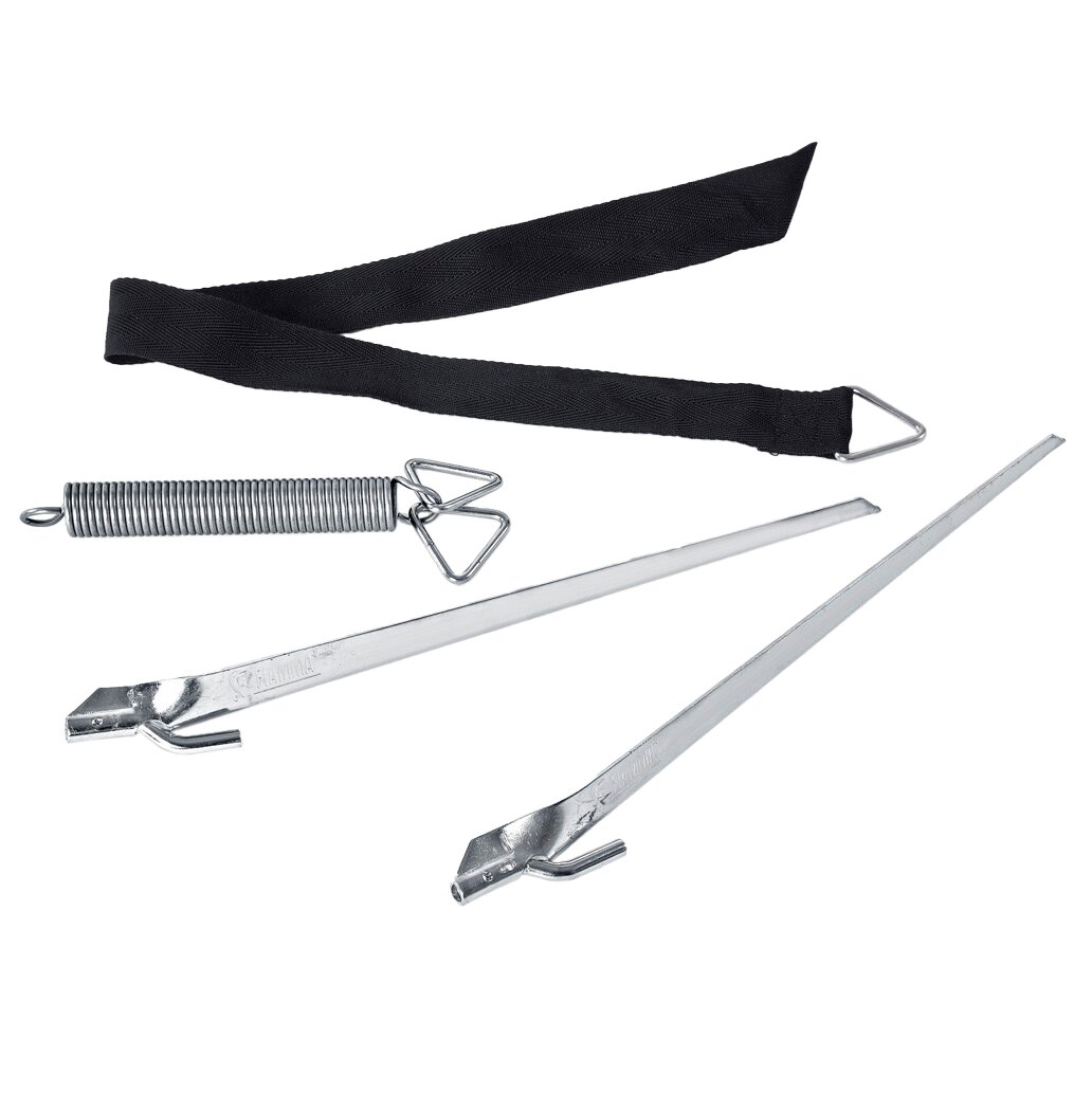 Schwarzes Abspannband mit silbernen Haken, eine Spiralfeder-Komponente und zwei lange flache Metallstangen mit Hakenenden