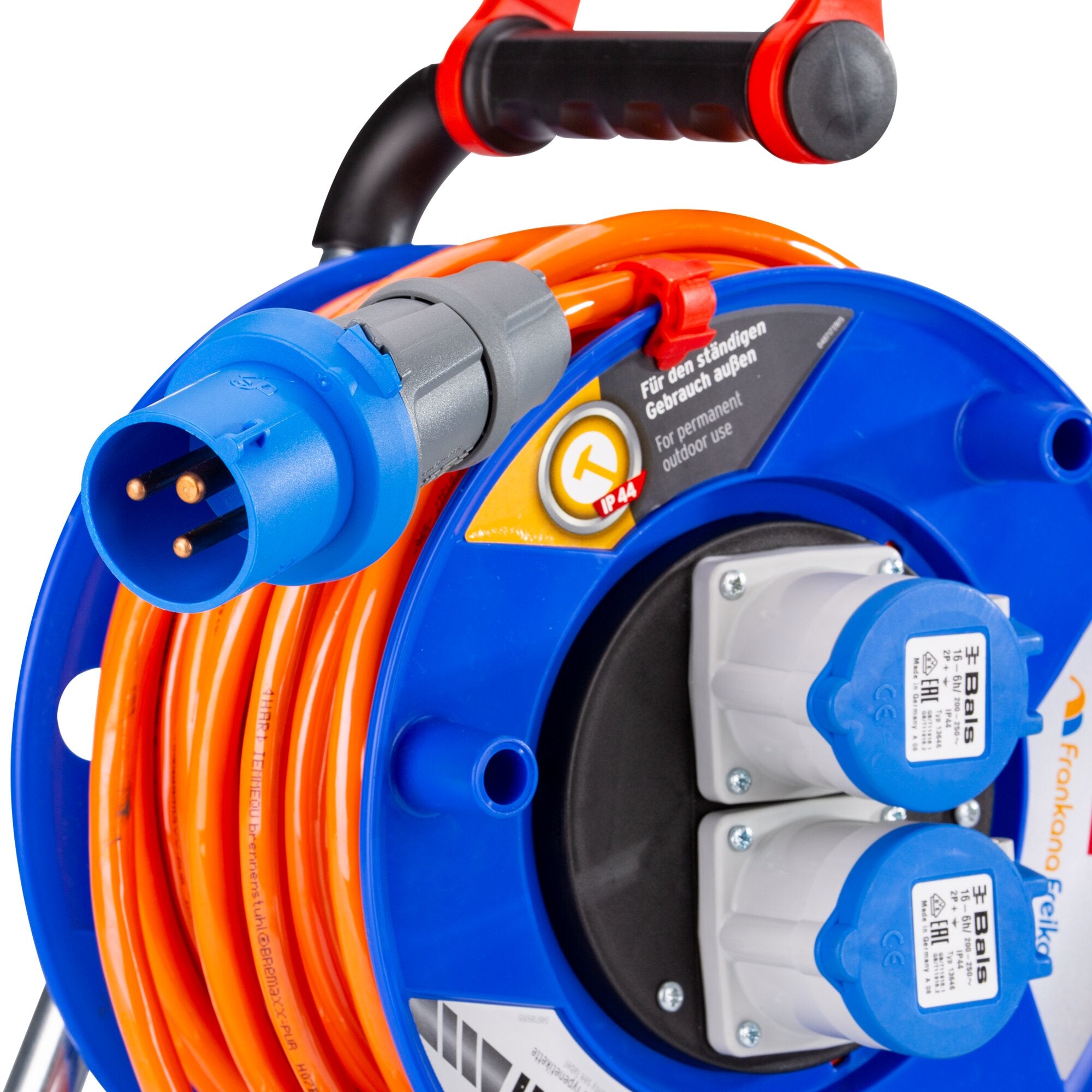 Nahaufnahme einer blauen Kabeltrommel mit orangefarbenem Kabel, blauem CEE-Stecker, rotem Griff und sichtbarer Beschriftung am Gehäuse