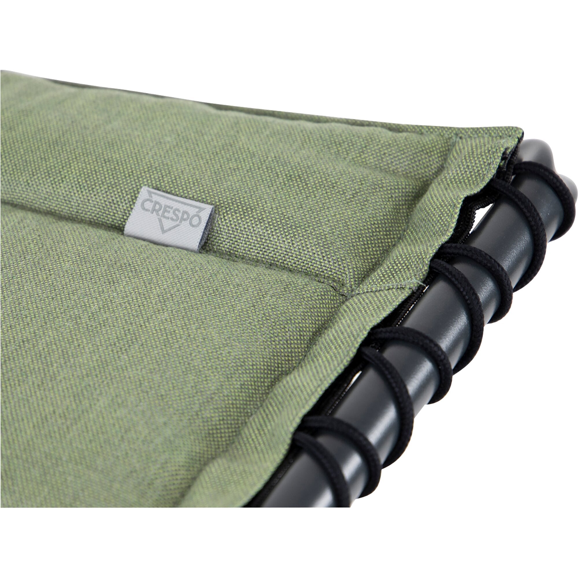 Nahaufnahme der grünen, gewebten Fußauflage Tex-Comfort mit kleinem Stoffetikett, sichtbarer Stoffstruktur, schwarzem Zugband und schwarzem Rohrrahmen