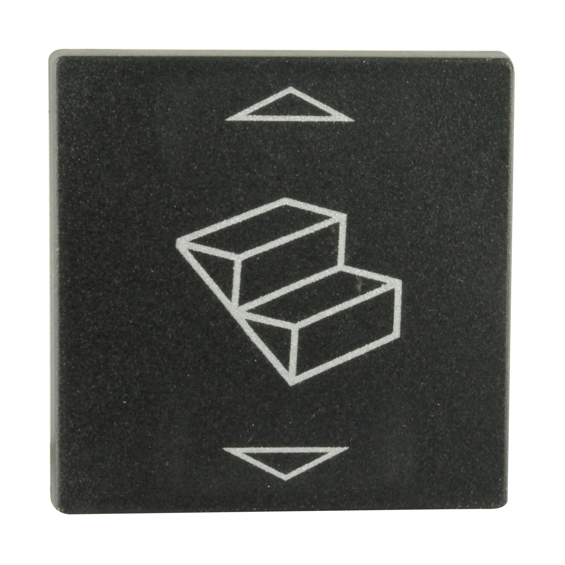 Schwarze quadratische Platte mit leichter Oberfläche; weiße Linien bilden ein isometrisches Würfel-Symbol und eine weitere kubische Fläche