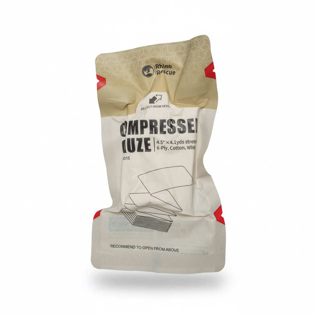 Beige verpackte Rhino Rescue Kompresse mit schwarzem Text und rotem Grafikelement, 4x4 Zoll, 6-lagig, rechteckig, taktisches .
