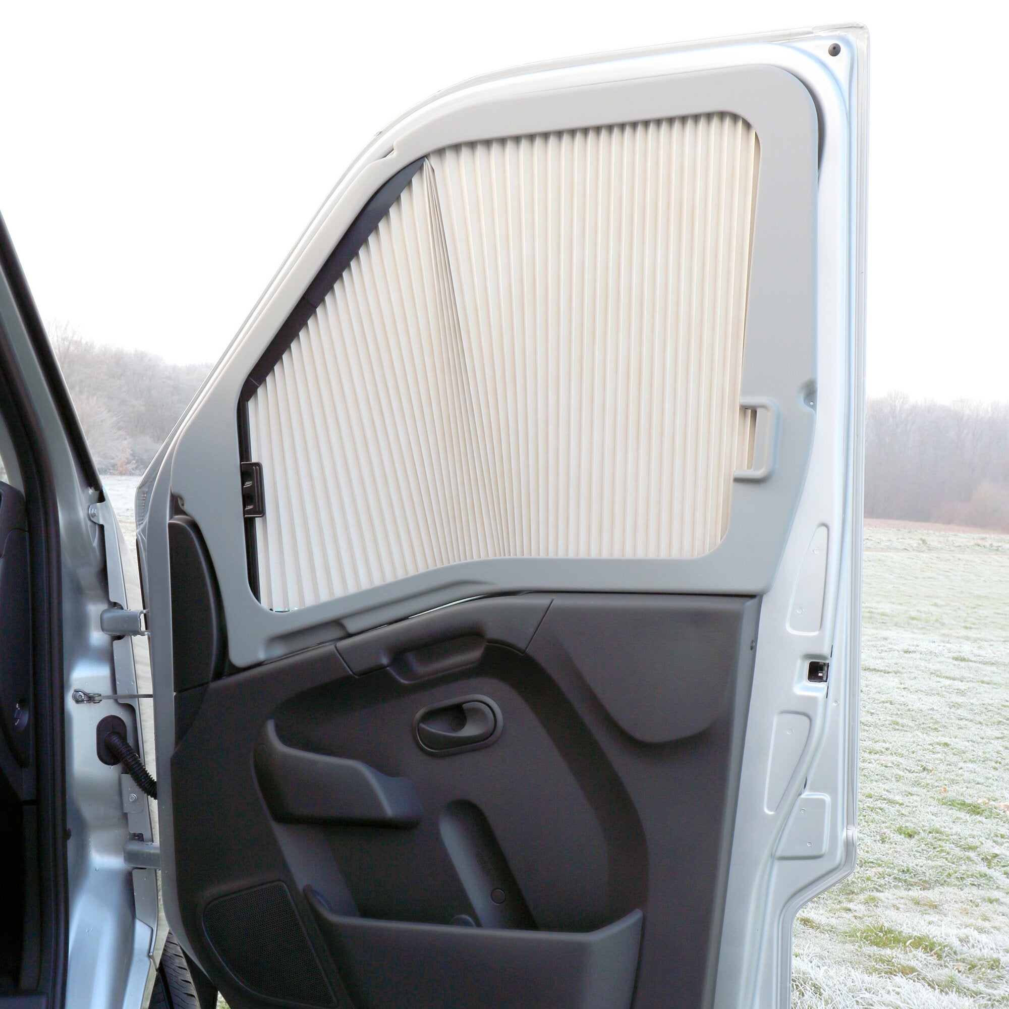 Innenansicht des REMIfront IV Seitenteils an der Tür eines Renault Master; beige vertikale Lamellenjalousie am Fenster, graue Türverkleidung