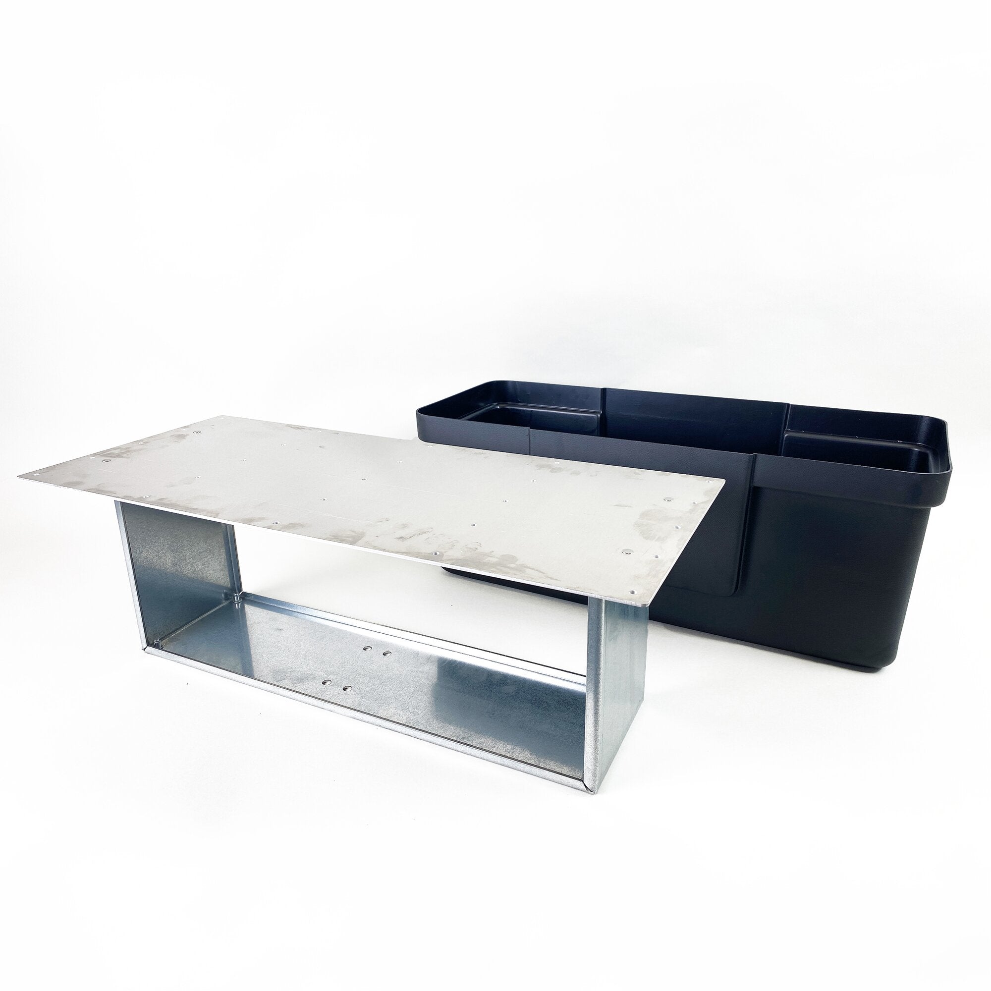 Unterflur Staubox für Hydraulik-Einheit mit metallischem Rahmen, heller Abdeckplatte und schwarzem Kunststoffbehälter, Seitenansicht