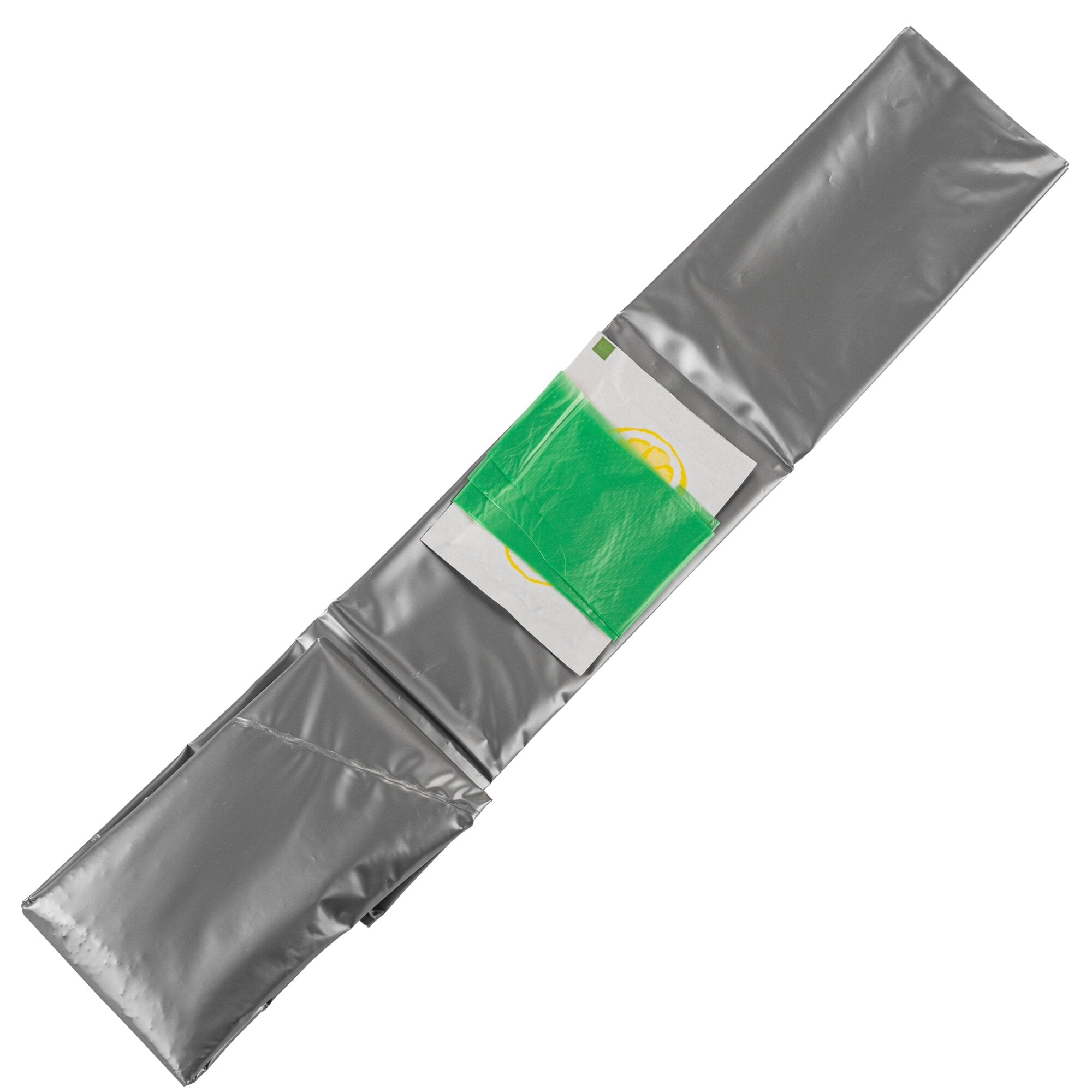 Diagonale Nahaufnahme einer silberfarbenen Folienverpackung mit grünem Etikett und kleinem gelb-weißen Aufdruck