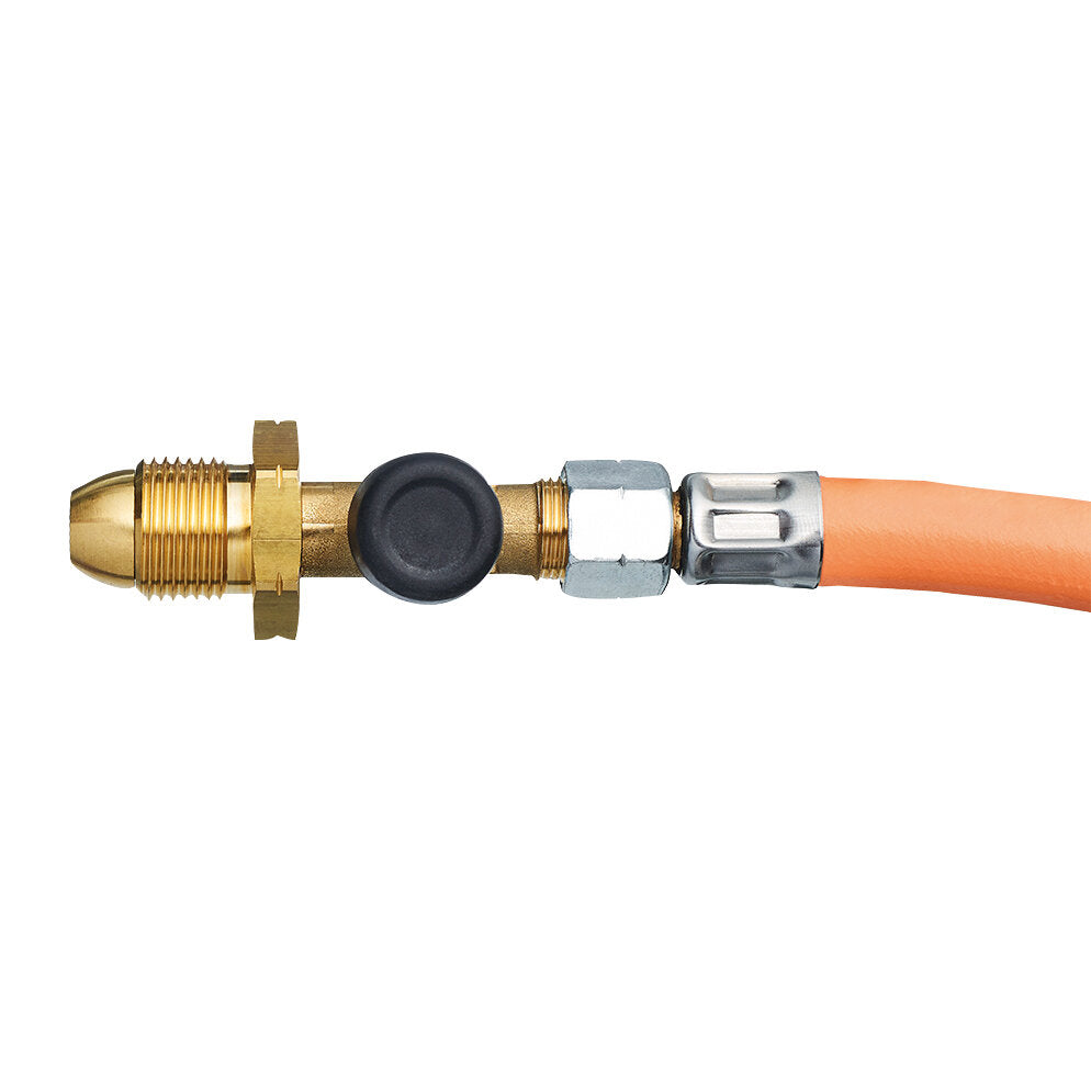 Detailaufnahme eines Messing-Fittings mit Gewinde, schwarzem Ventilknopf, silberner Verschraubung und orange Hochdruckschlauch mit Klemme