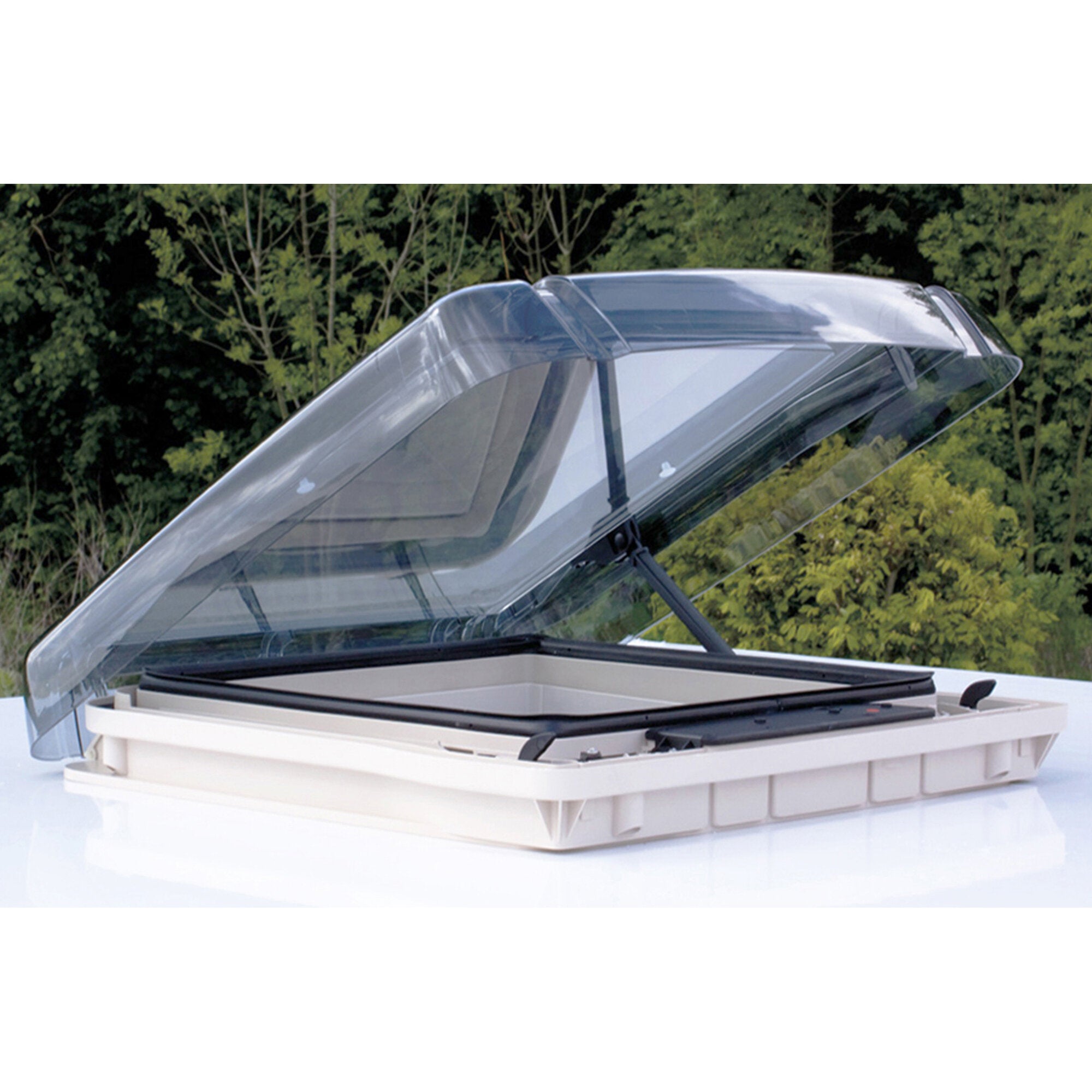 Geöffnete Dachhaube REMItop Vario II 900 x 600 mit Kurbel, weißes Kunststoffgehäuse, großes transparentes Dachfenster, Blick auf grüne Hecken im Hintergrund