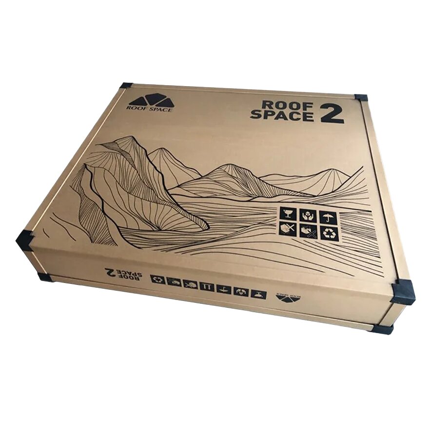 Beige Kartonverpackung des Dachzelts Roof Space 2 mit Berglinien-Druck, Logo Roof Space und schwarzen Eckschutzkappen sowie Symbolleisten am Rand
