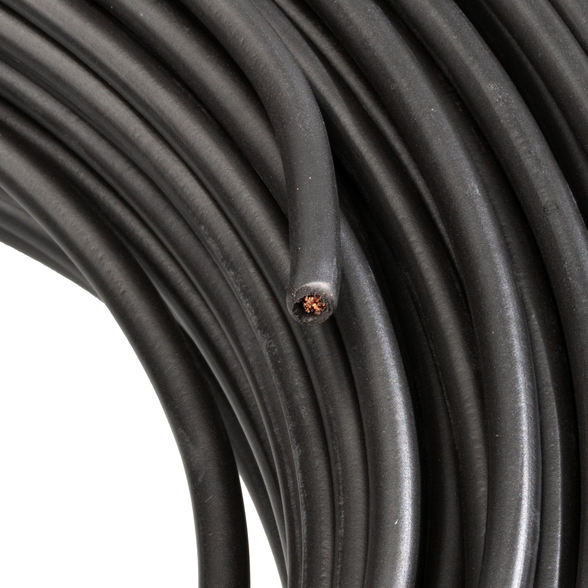 Nahaufnahme eines schwarzen Kabels in einer Spiralrolle 2,5 mm², freigelegte Kupferlitzen am offenen Kabelende sichtbar