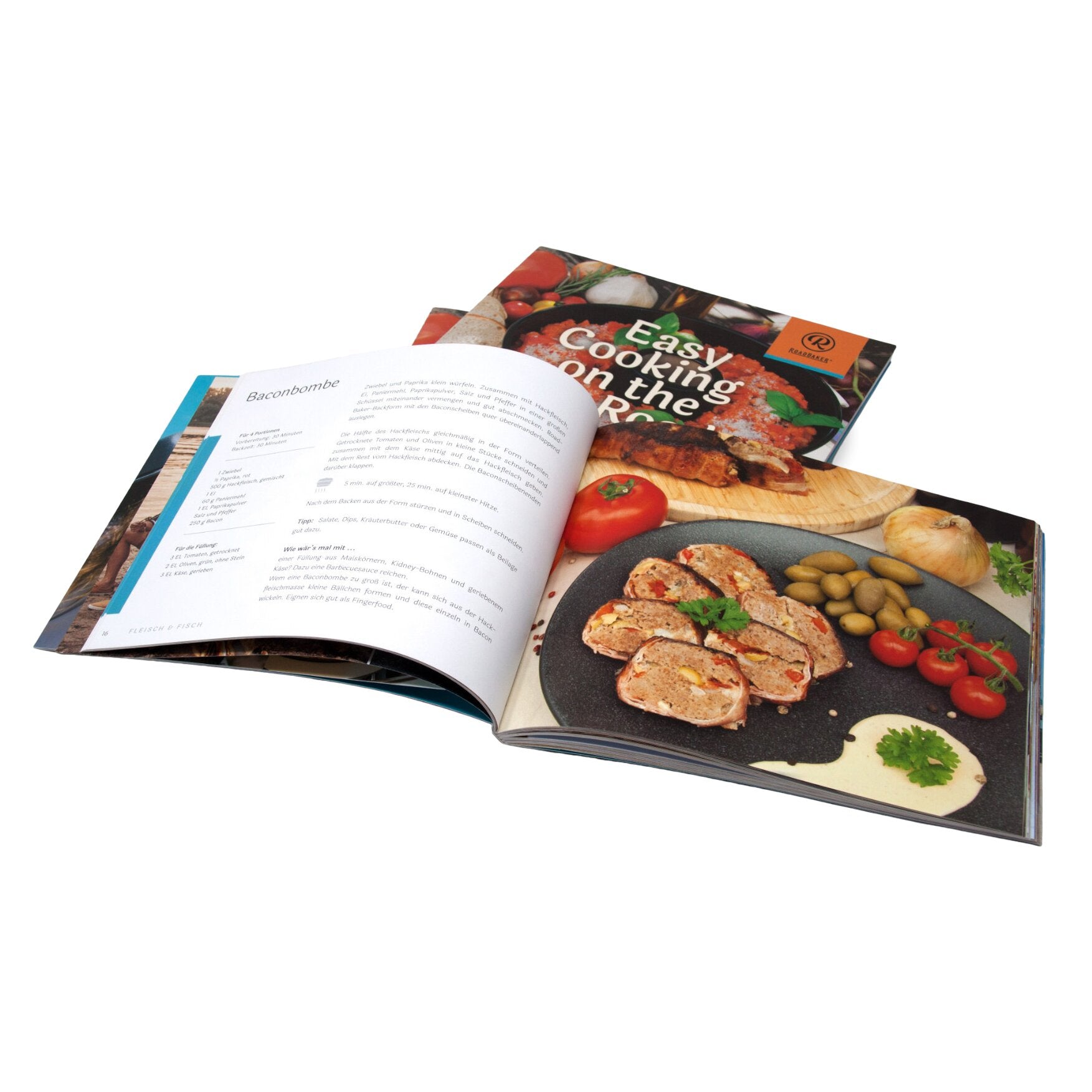 Aufgeschlagenes Kochbuch mit Rezeptseite und Teller mit Fleisch, Brot, Tomaten und Oliven; das Cover trägt den Titel Easy Cooking on the Road