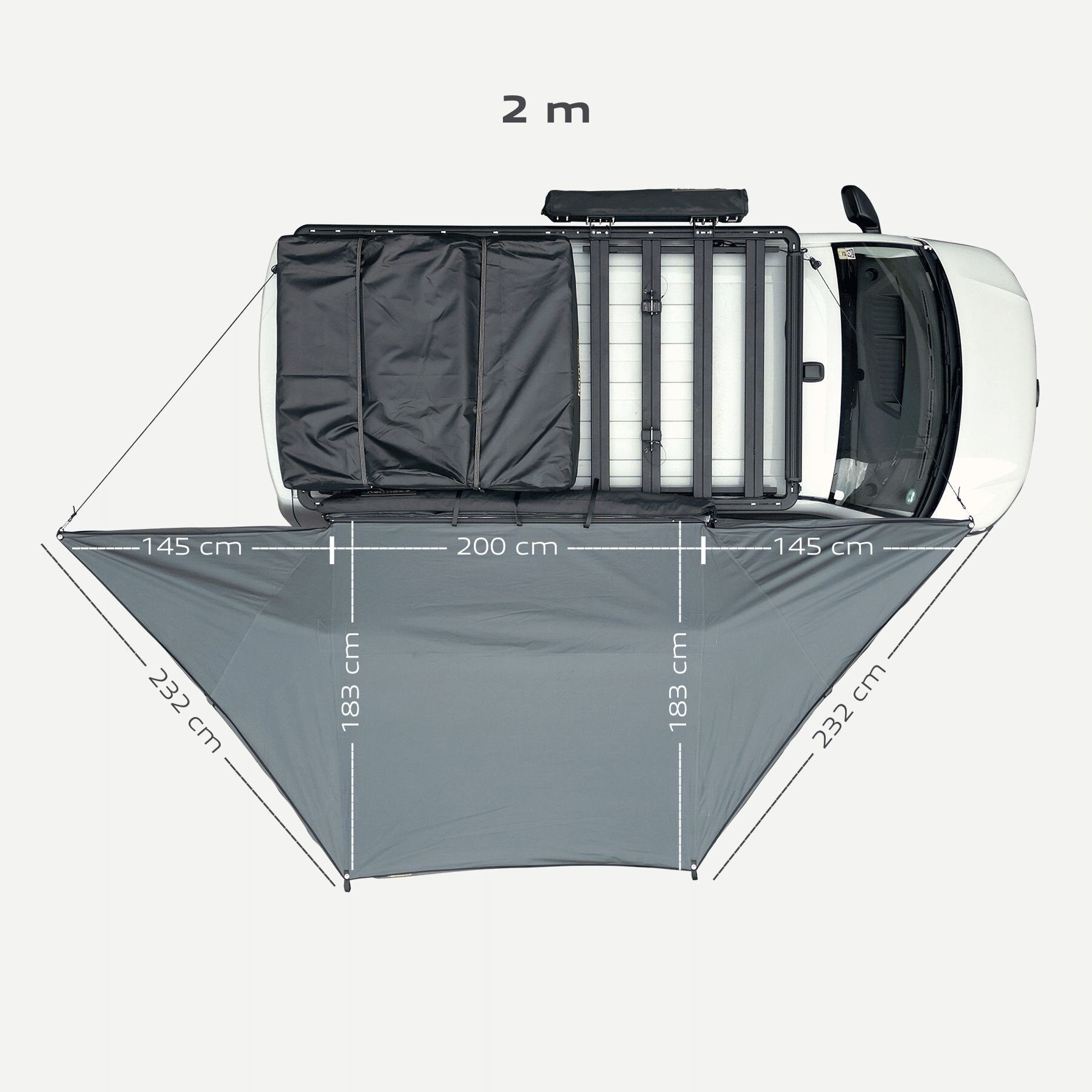 Topansicht eines weißen Transporters mit montierter Markise Horizon 180°, ausgefahrenem grauen Dreiecks-Segel, Dachträger und Aufbewahrungstaschen sichtbar
