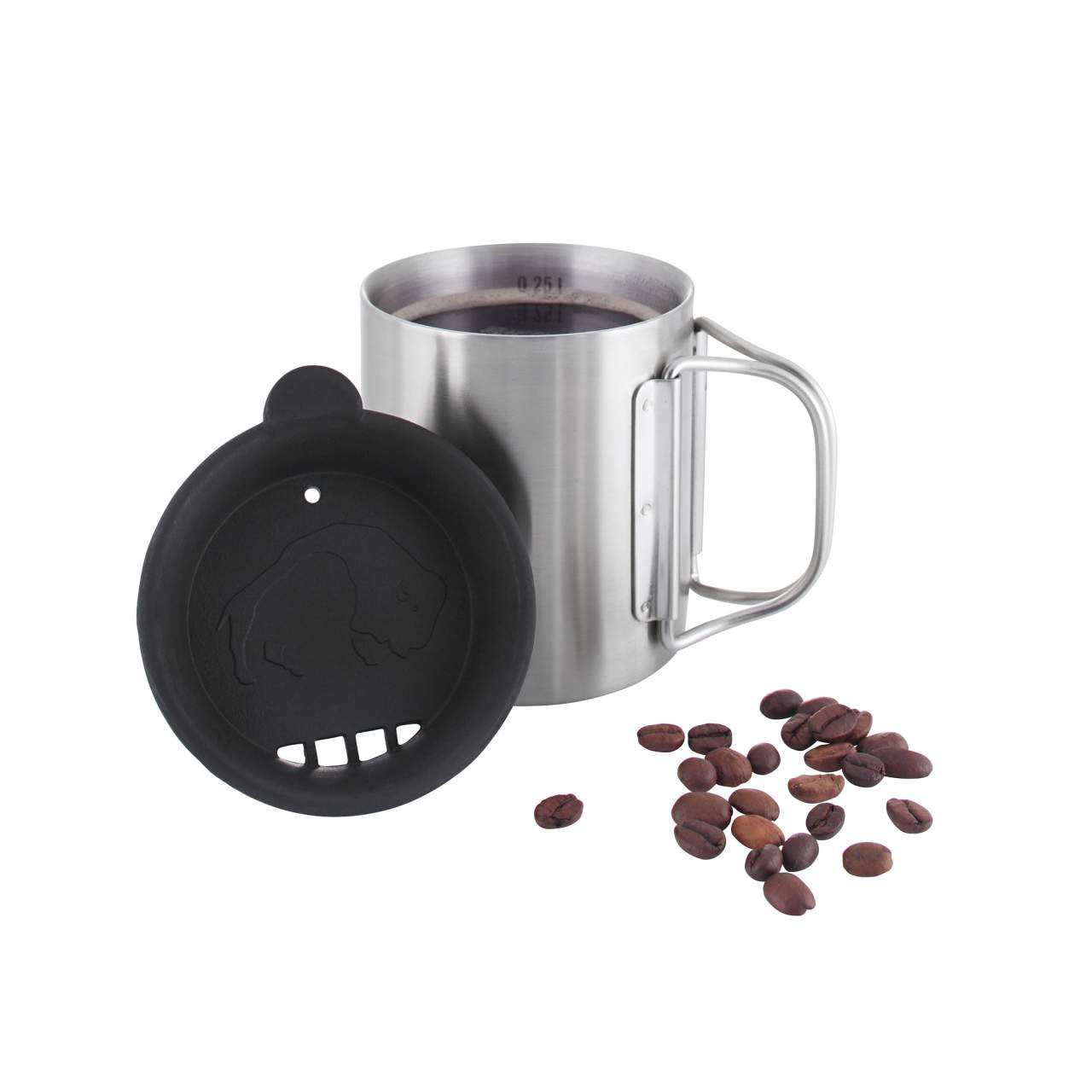 Edelstahltasse mit klappbarem Griff und schwarzem Deckel neben verstreuten Kaffeebohnen.