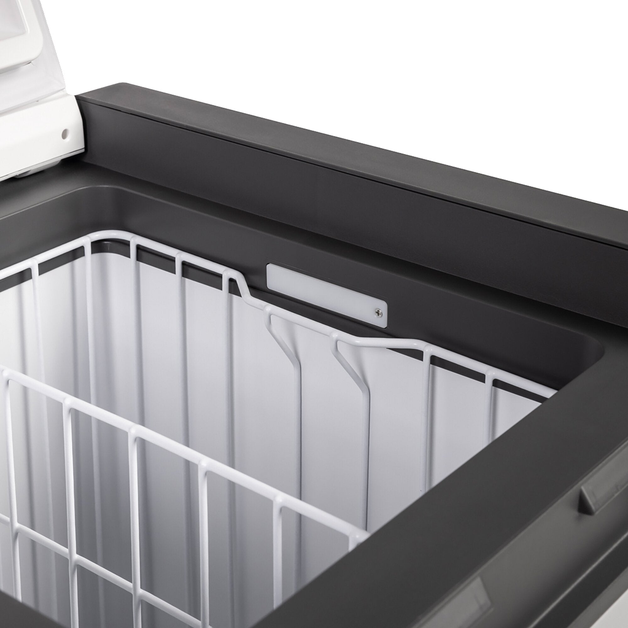 Innenseite einer Kühlbox Polarys Criomaster mit weißem Innenraum, dunkler grauer Oberkante und weißer Drahtablage am Vorderteil
