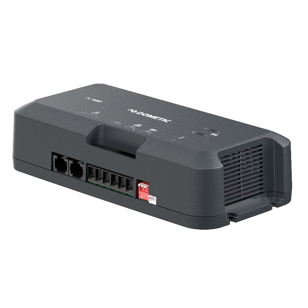Grauer MPPT-Laderegler mit mehreren Anschlussklemmen, rotem Sicherungsmodul, kleinem weißem Bauteil und seitlichem Belüftungsgitter, 480 W