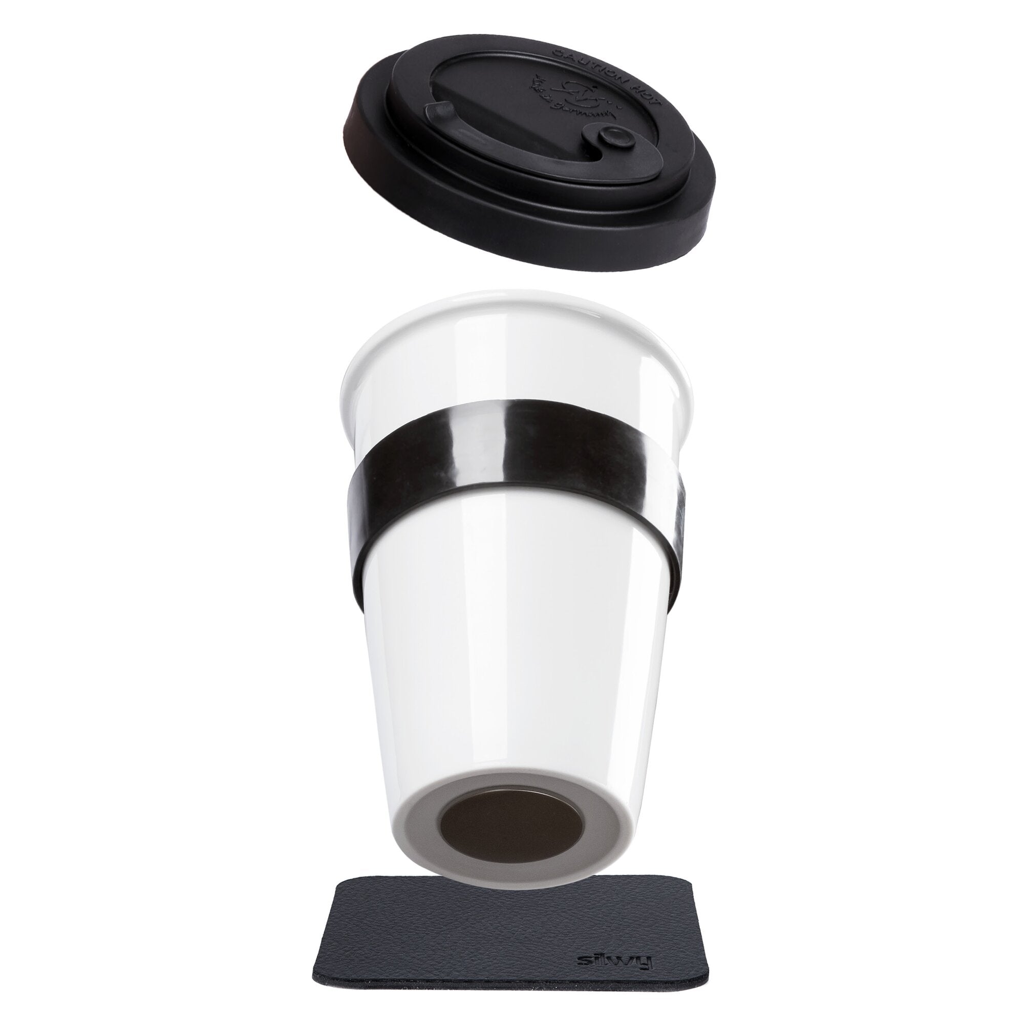 Schwarzer Deckel, darunter ein weißer Porzellan-To-Go-Becher mit schwarzem Silikonband und darunter eine schwarze flache Matte auf hellem Hintergrund