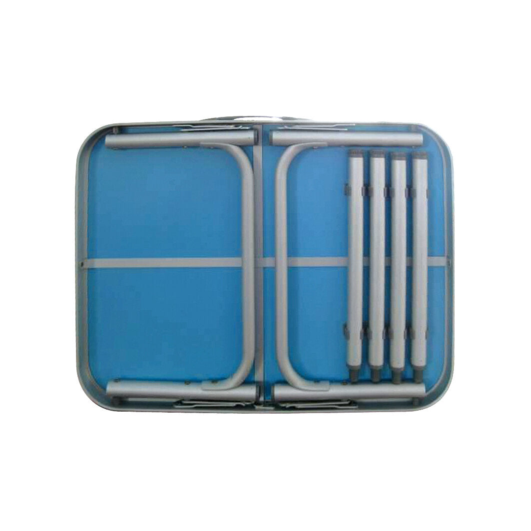Zusammengefalteter Campingtisch Santé, blaue Tischplatte, silbernes Aluminiumgestell; Beinsegmente und Halteclips sichtbar