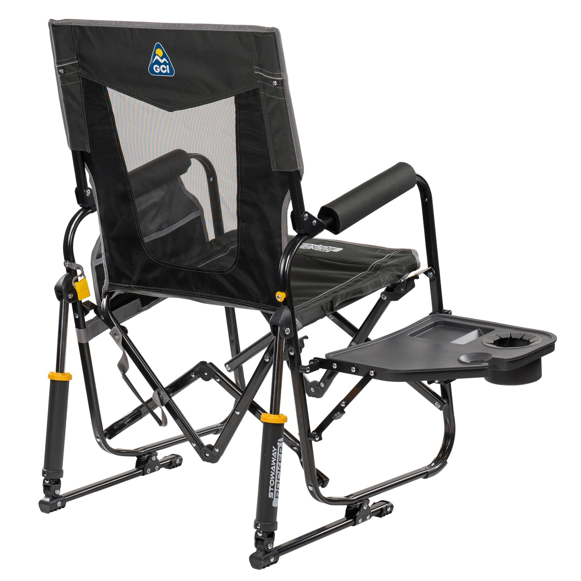 Camping-Schaukelstuhl Stowaway Rocker mit Tisch in Anthrazit, Rückenlehne mit GCI-Logo, gepolsterte Armlehne und Tischplatte mit Becherhalter
