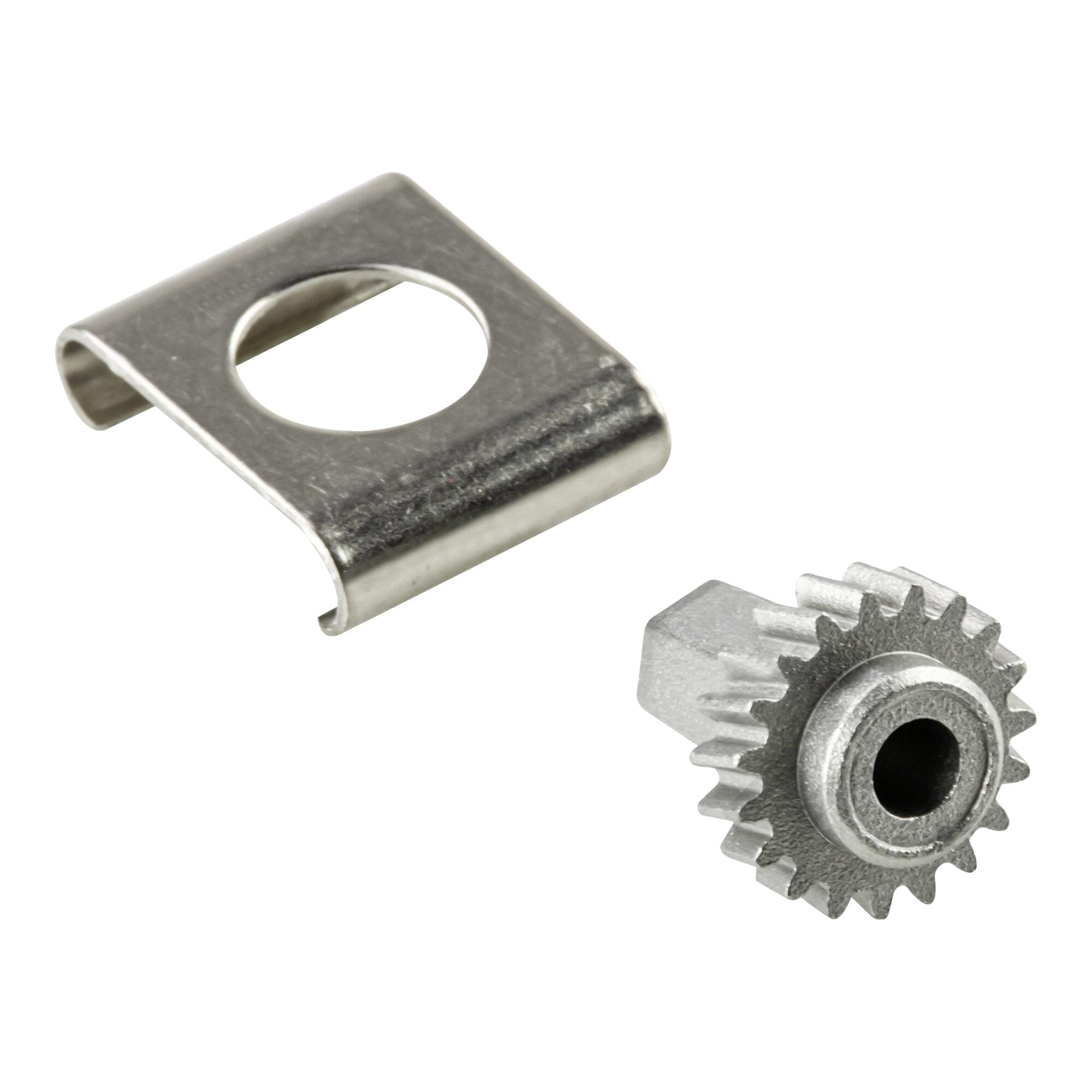 Nahaufnahme eines flachen metallenen Haltelements mit ovaler Lochung, daneben ein kleines Zahnrad aus Metall