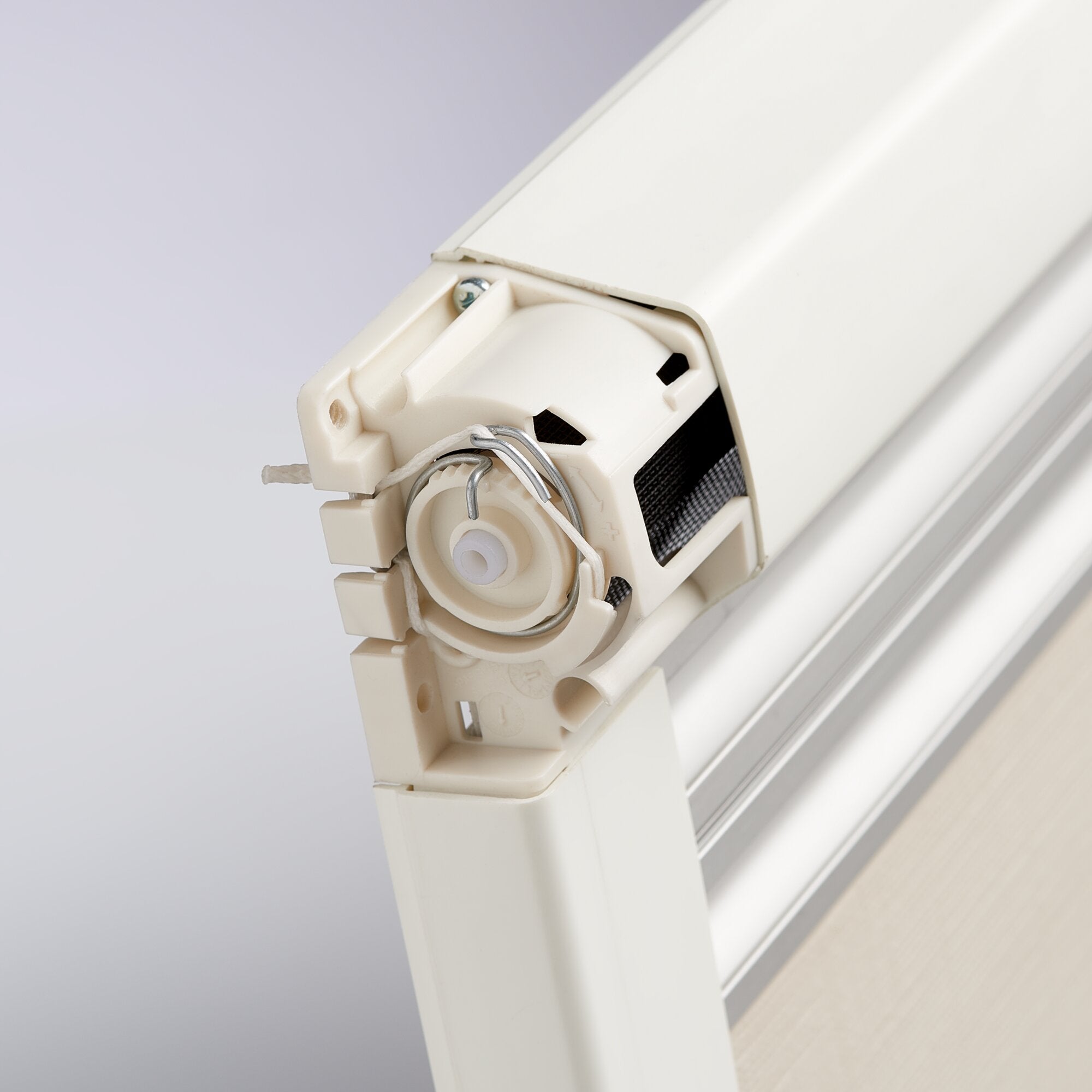Nahaufnahme des weißen Dometic DB1R Rollosystems mit Gehäuse, Zahnrädern und Zugseilen, seitlich an einem Rollladenprofil montiert